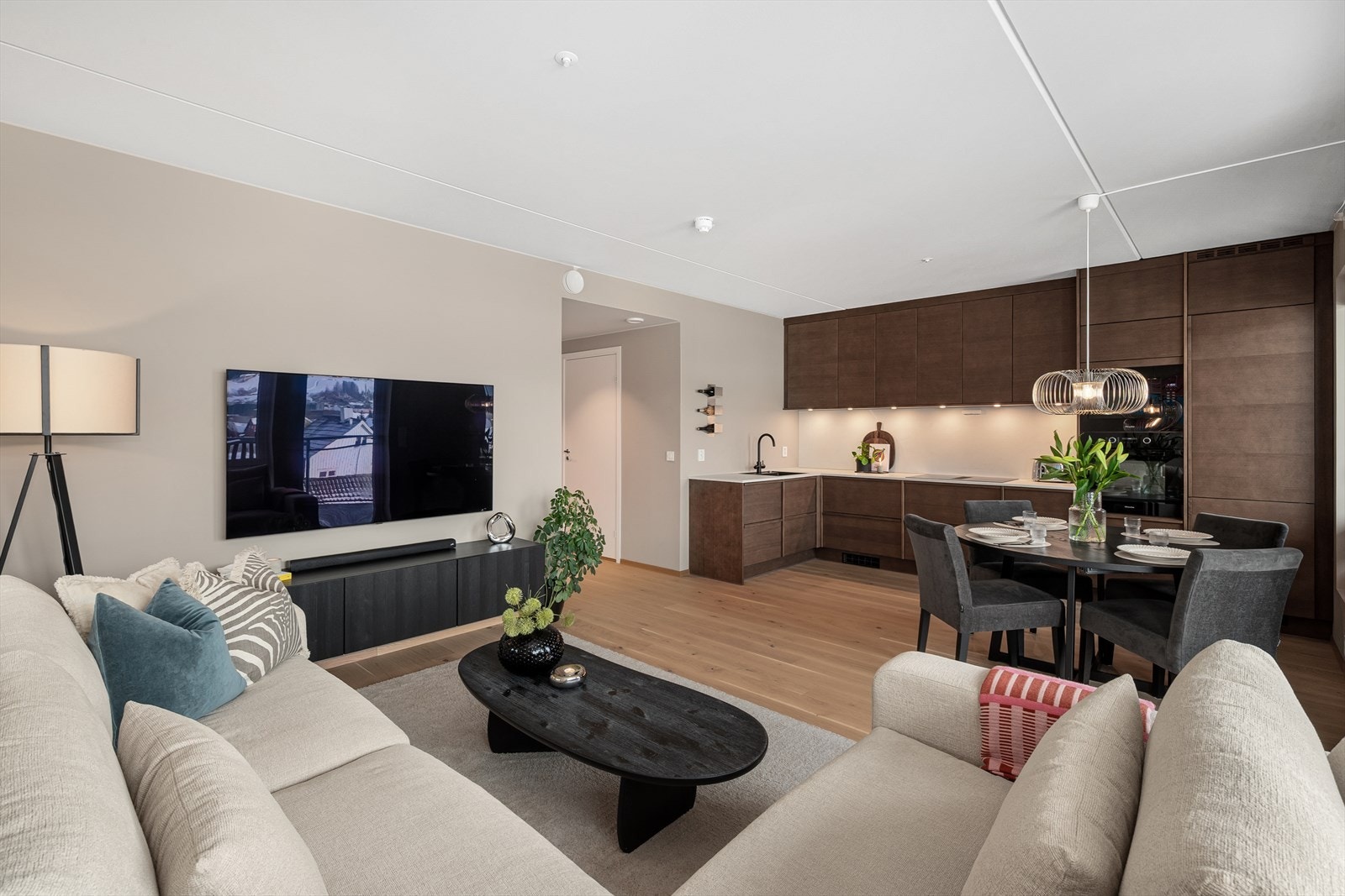 Åpen løsning mellom kjøkken og stue. Galleribilde