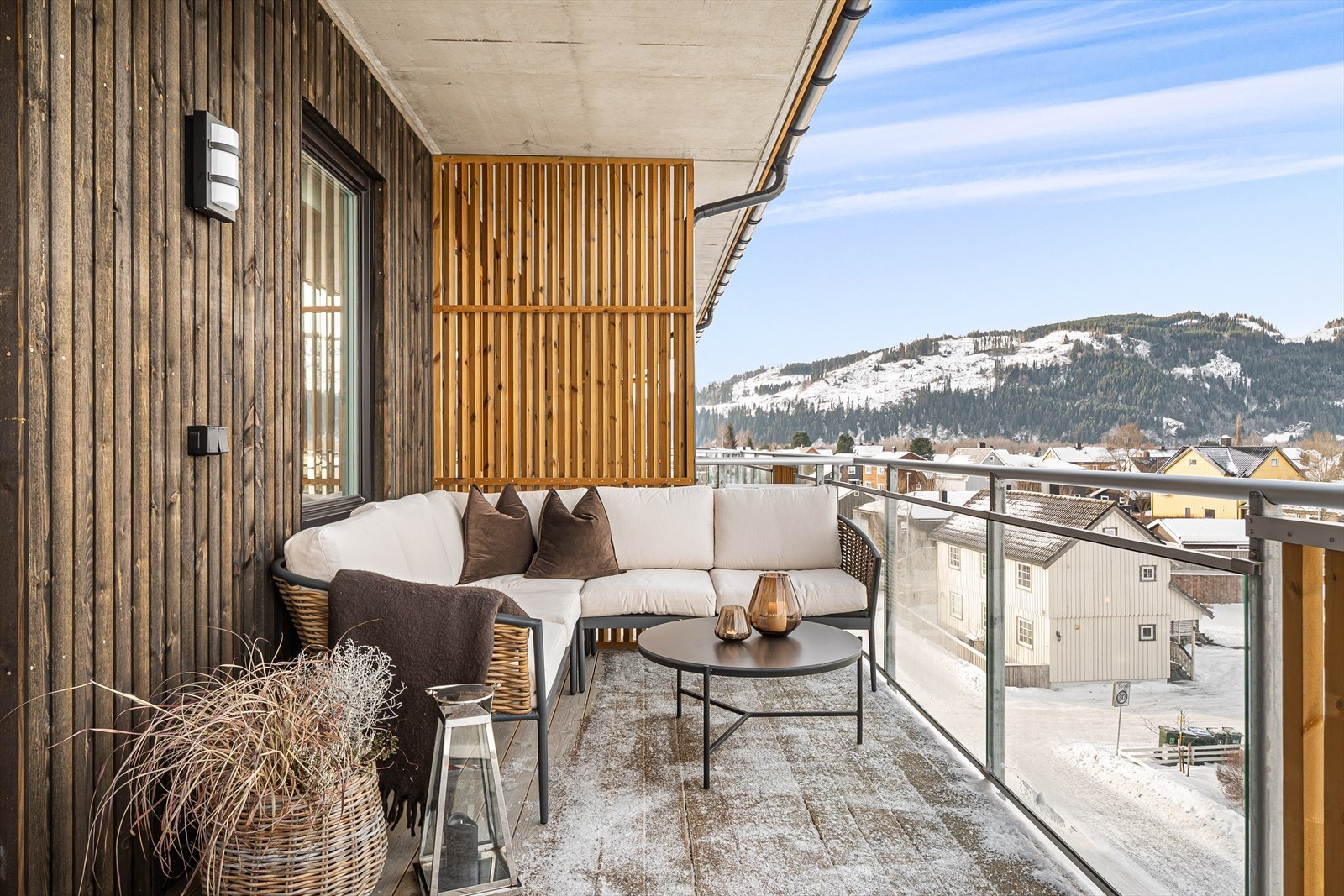 Overbygd balkong med utgang fra stua. Galleribilde