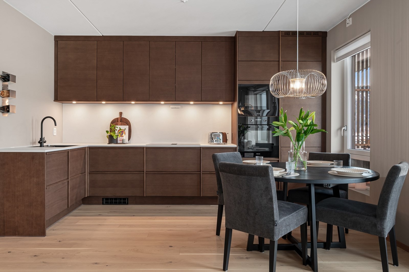 Delikat kjøkken med god oppbevaringsplass. Galleribilde