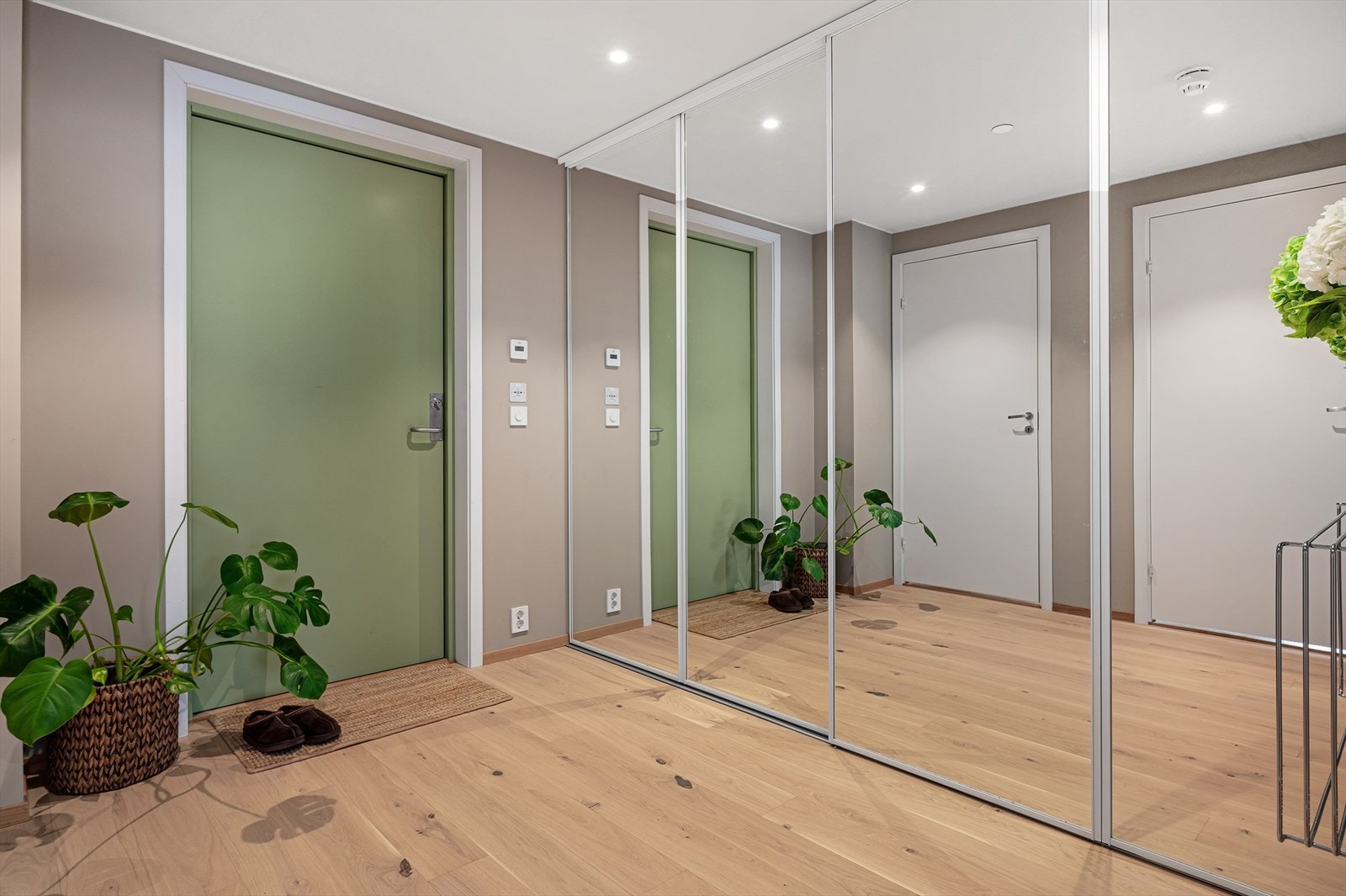 Romslig entré med stor skyvedørsgarderobe. Galleribilde