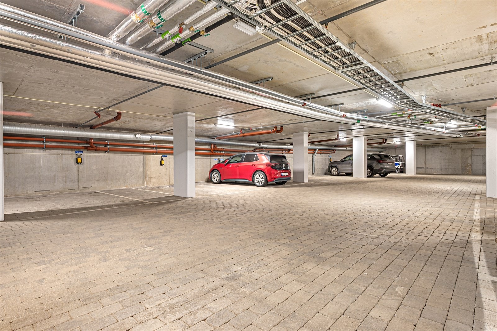 Parkering i P-kjeller (romslig plass mellom to søyler) og sportsbod i kjelleren. Galleribilde