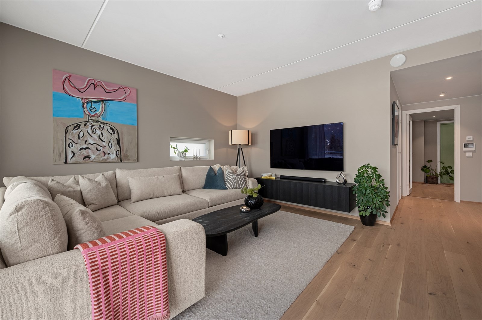 Stua er malt i lune farger. Galleribilde