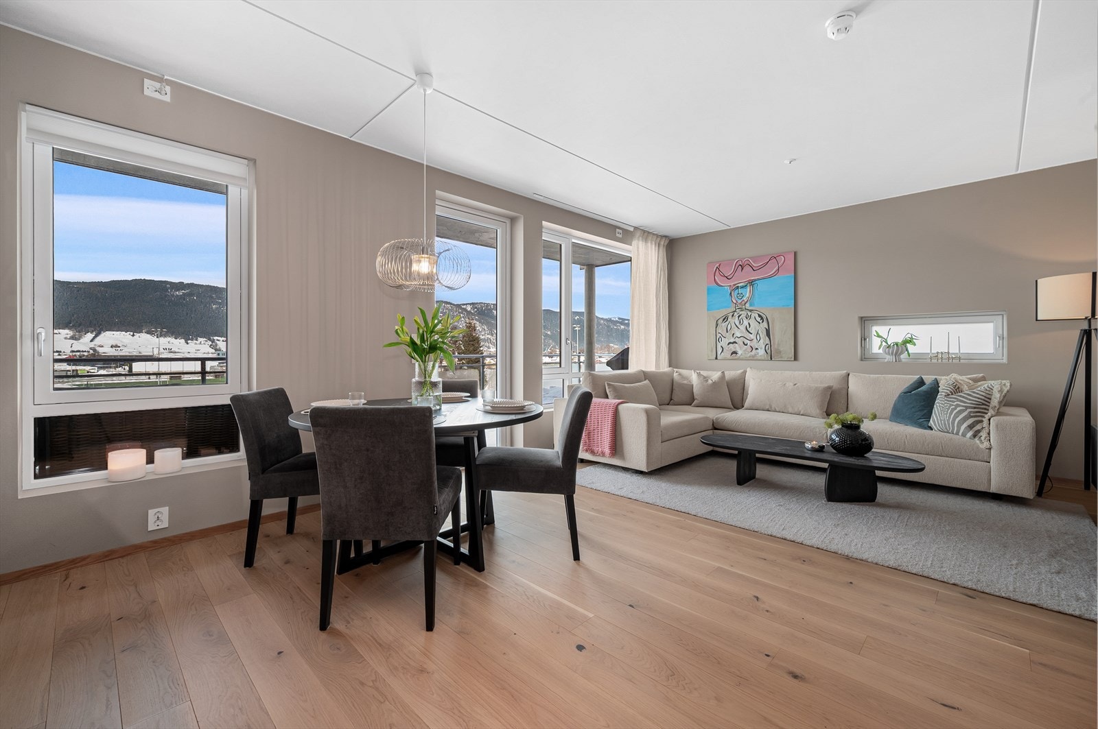 Leiligheten er oppført i 2023, med tidsriktige materialvalg og praktisk planløsning. Galleribilde