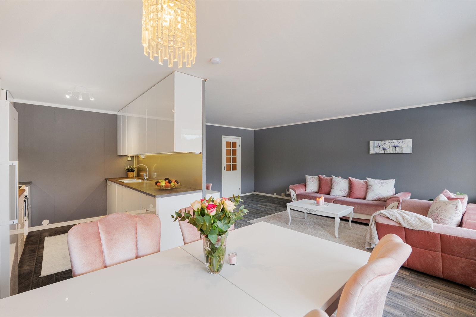 Åpen løsning mellom stue og kjøkken gir en moderne og fleksibel planløsning som er lett å møblere med de flere sonene i rommet. Galleribilde