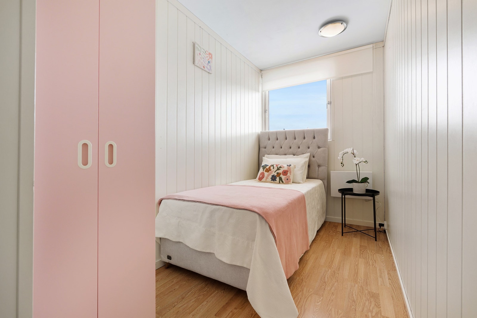 Soverom 2 måler 6,5 kvm og har plass til seng og oppbevaring. Rommet egner seg godt som barnerom eller gjesterom. Galleribilde