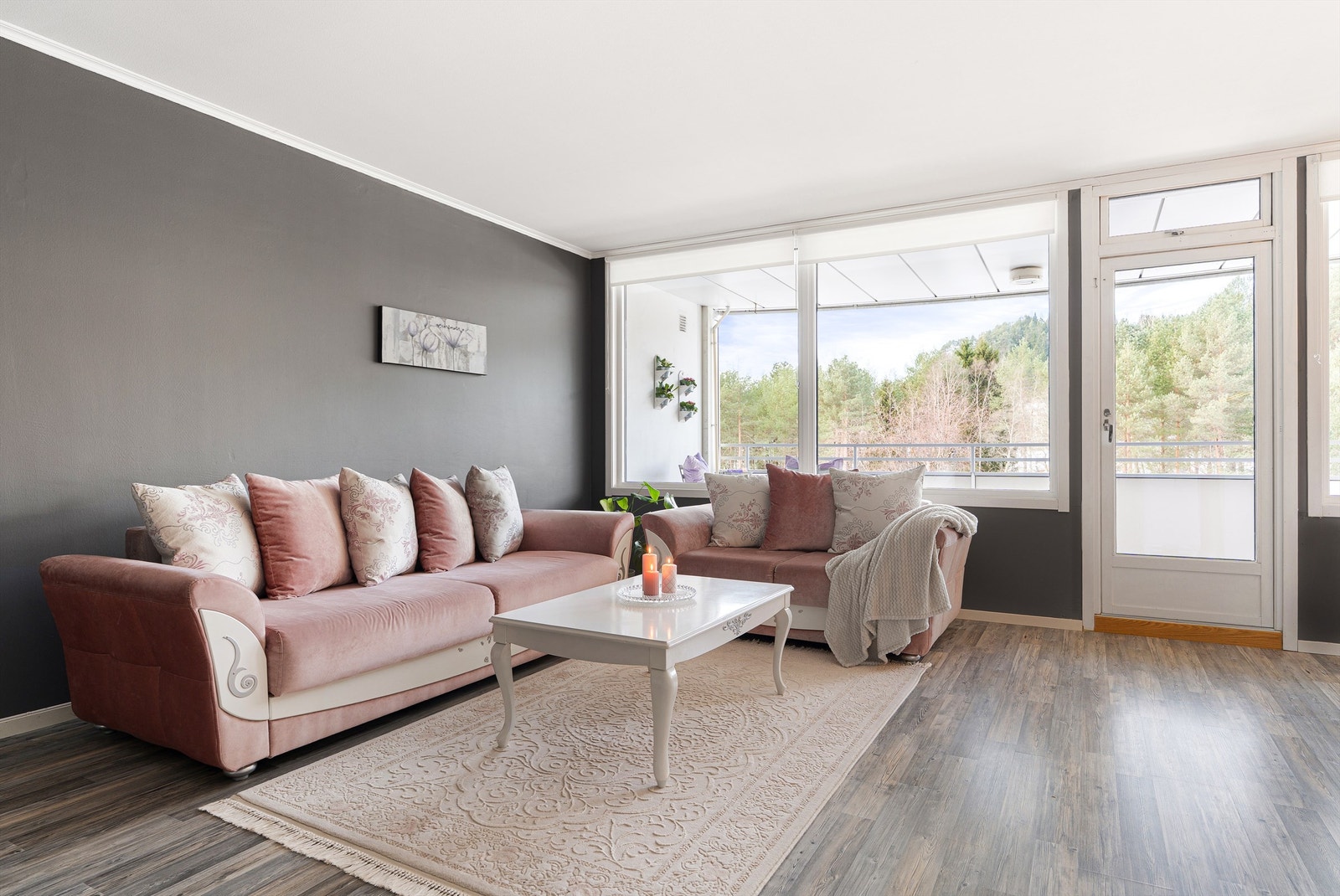 Stue- og kjøkkenarealet måler tilsammen romslige 39 kvm og har god plass til både sofagruppe med tilhørende TV-møblement og spisegruppe. Galleribilde