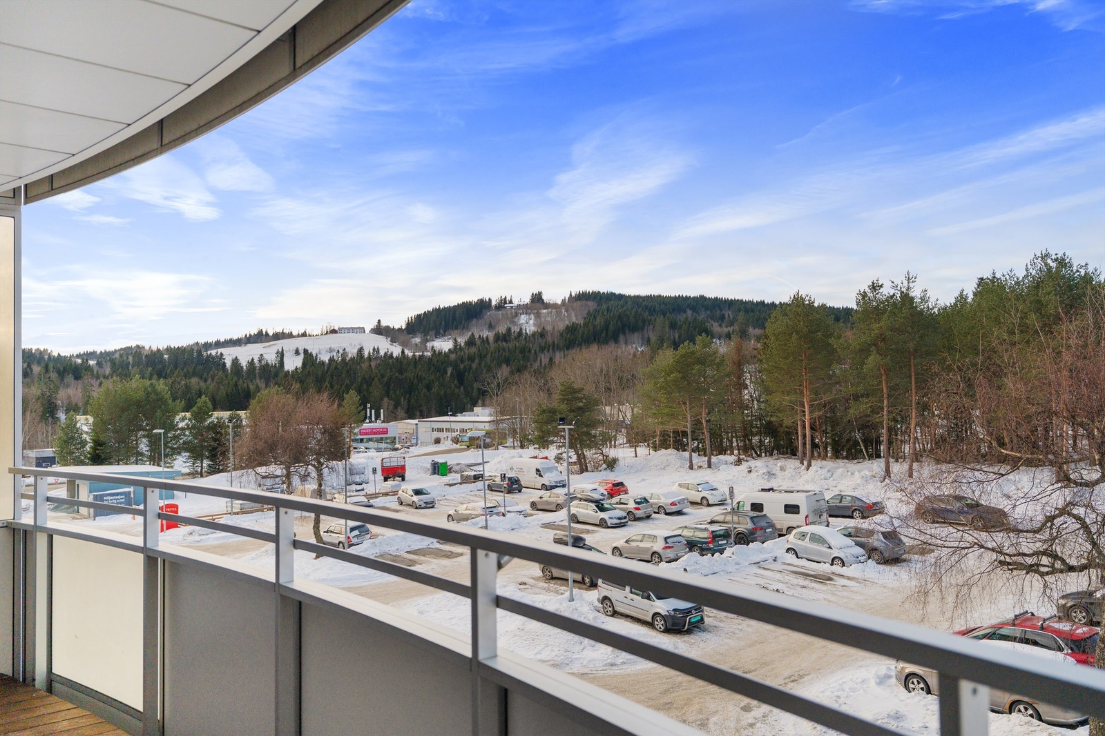 I tillegg til den naturskjønne beliggenheten, finner du et bredt utvalg av praktiske fasiliteter i nærområdet. Barnehager, skoler, dagligvarebutikker og idrettsanlegg er alle innen gangavstand, noe som gjør hverdagen enklere og mer praktisk. Galleribilde