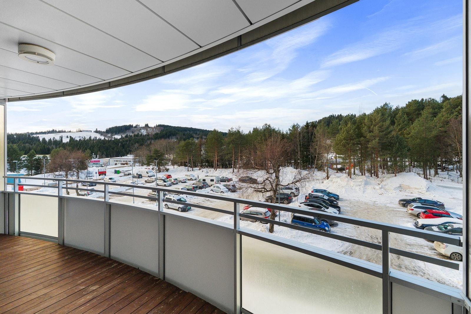 Kollektivtransport er også enkelt tilgjengelig med Kolstadhaugen som nærmeste bussholdeplass. For lengre reiser er Trondheim sentrum bare 17 minutter unna med bil, mens Trondheim Lufthavn Værnes kan nås på ca. 35 minutter med bil. Galleribilde