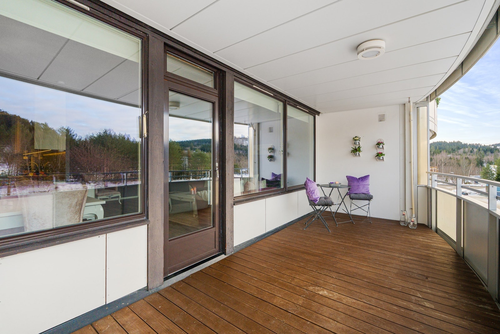Fra stuen har man direkte utgang til en romslig og overbygd balkong med god plass til ønsket utemøblement, fin utsikt mot omkringliggende skog og åser samt lite innsyn. Balkongen vil på sommerstid oppleves som en fin forlengelse av stuen. Galleribilde