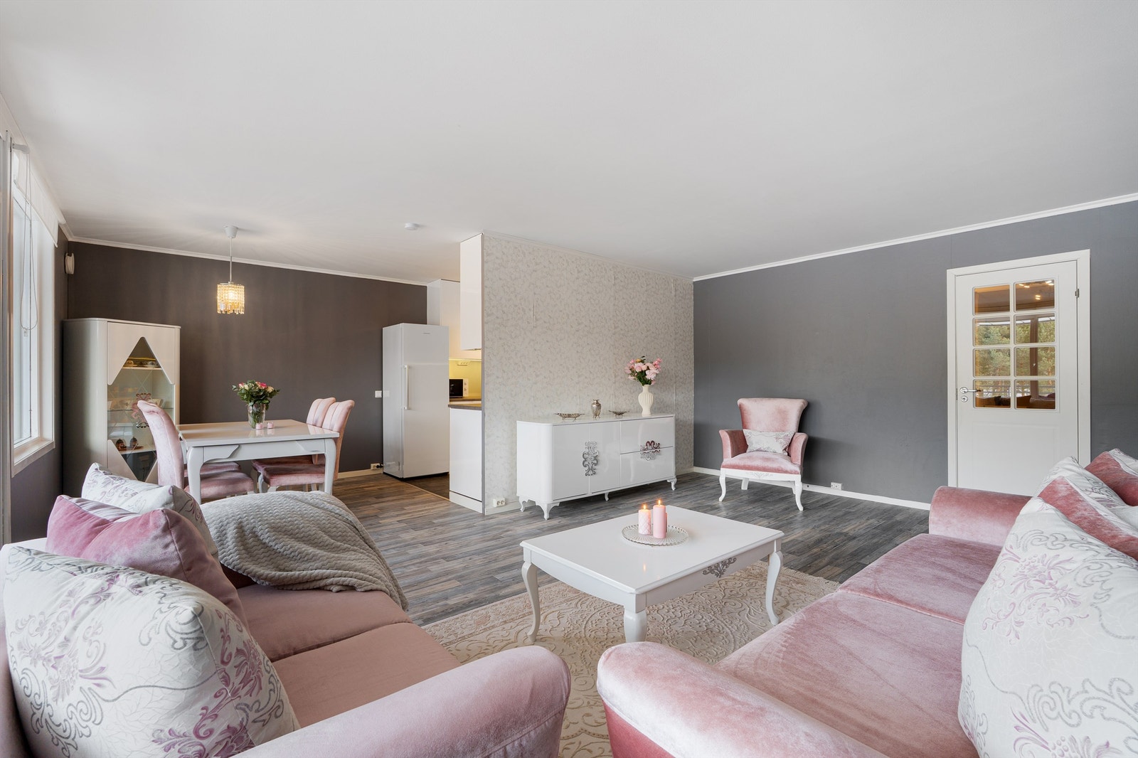 Boligen er gjennomgående lys og luftig med utstrakte vindusflater som sikrer rikelig med naturlig dagslys. Galleribilde