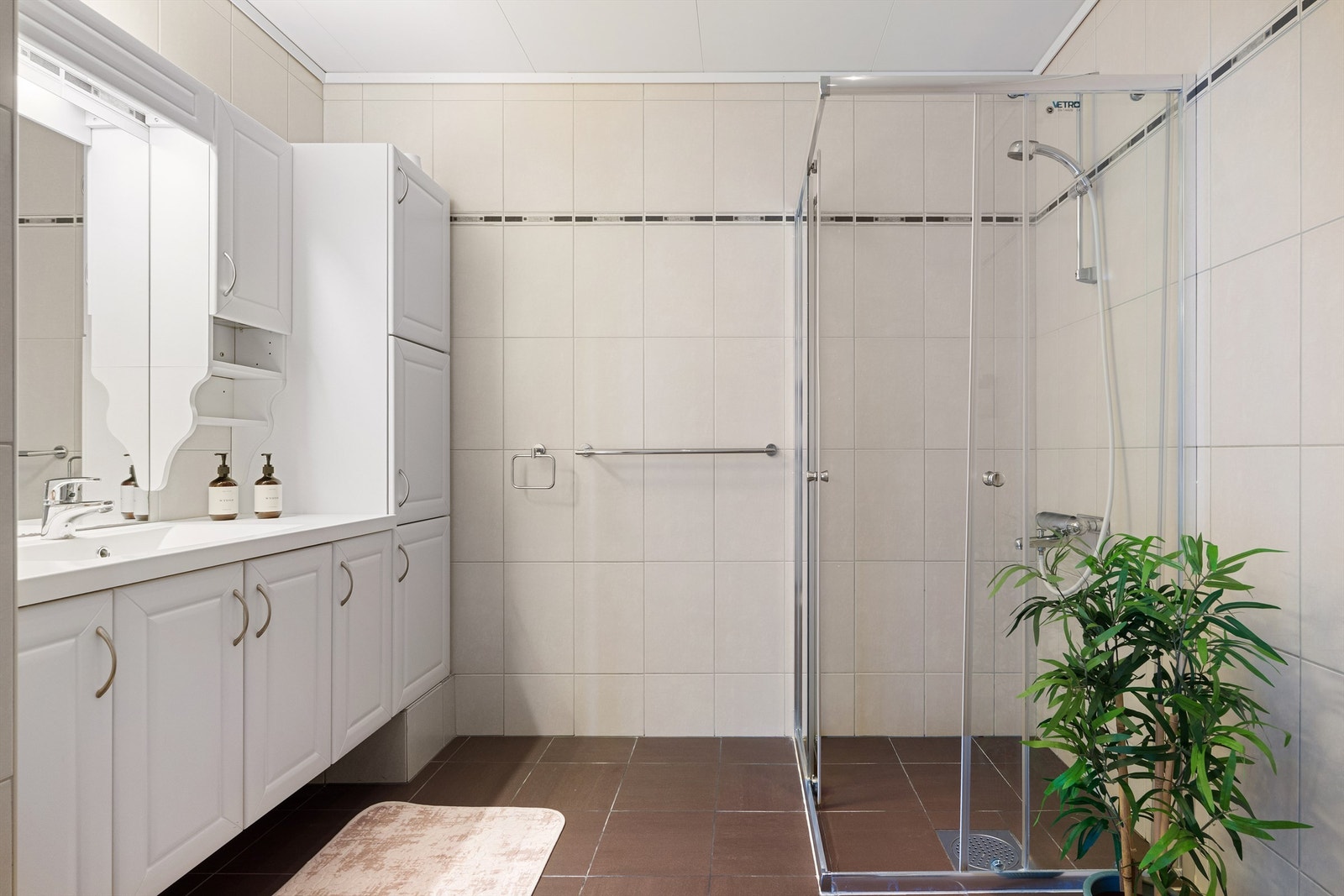 Badet er oppgradert rundt 2010 og har flislagte overflater, gulvvarme og servantskap med overskap og speil med lys. Galleribilde