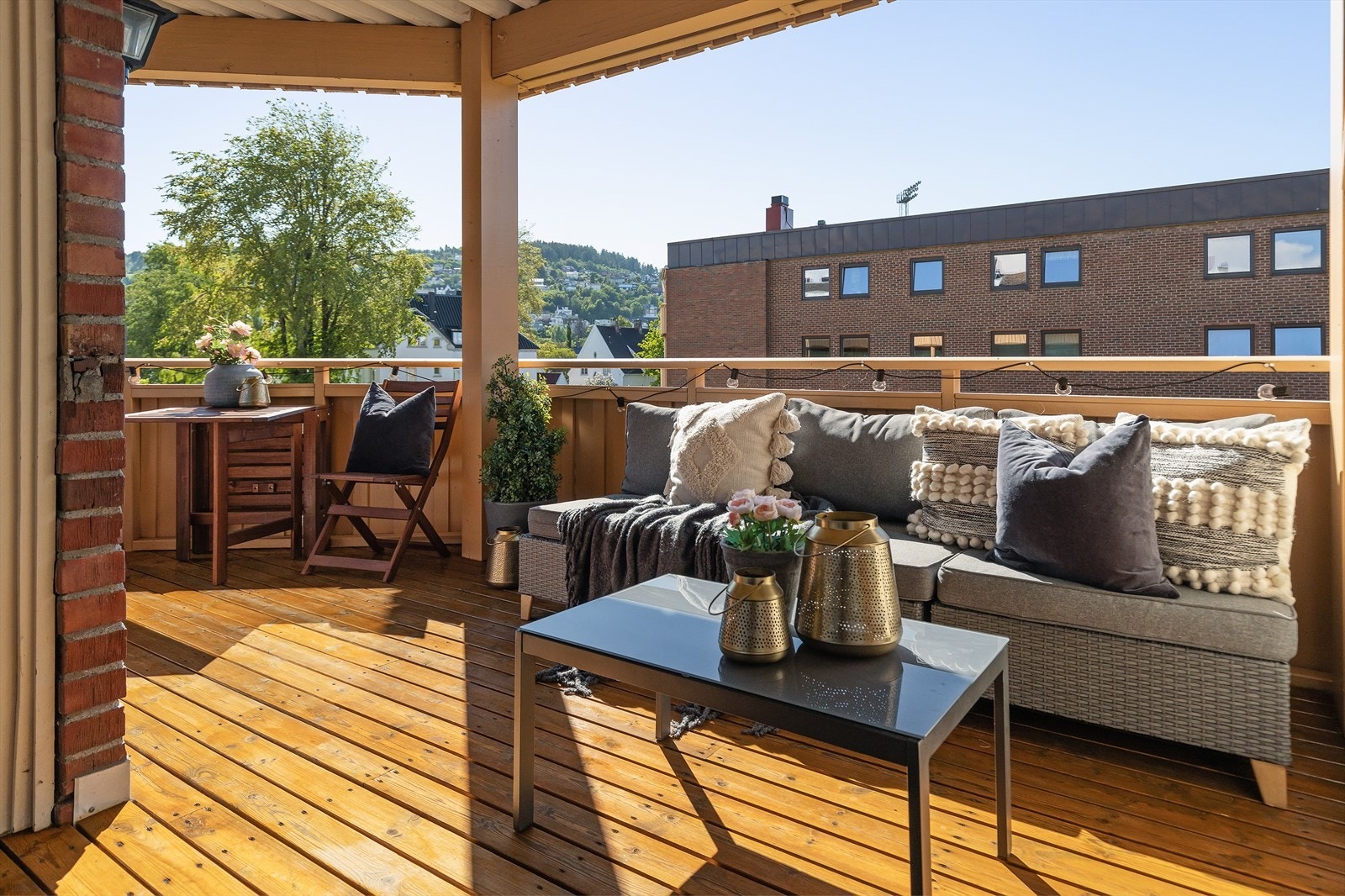 Om sommeren har man sola fra formiddag ca. 14:30 til kveld ca. 19:30. Galleribilde