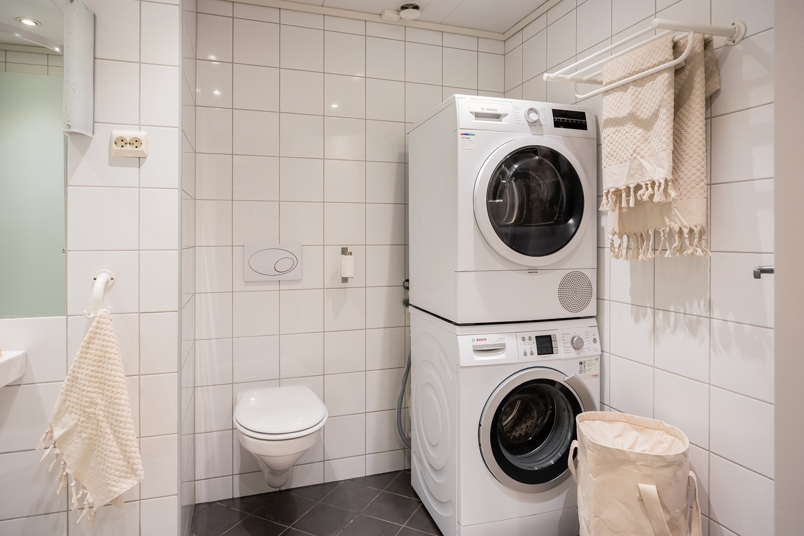 Badet er utstyrt med vegghengt servant, dusjkabinett, vegghengt toalett og opplegg for vaskemaskin. Vaskemaskin og tørketrommel kan kjøpes etter avtale. Galleribilde