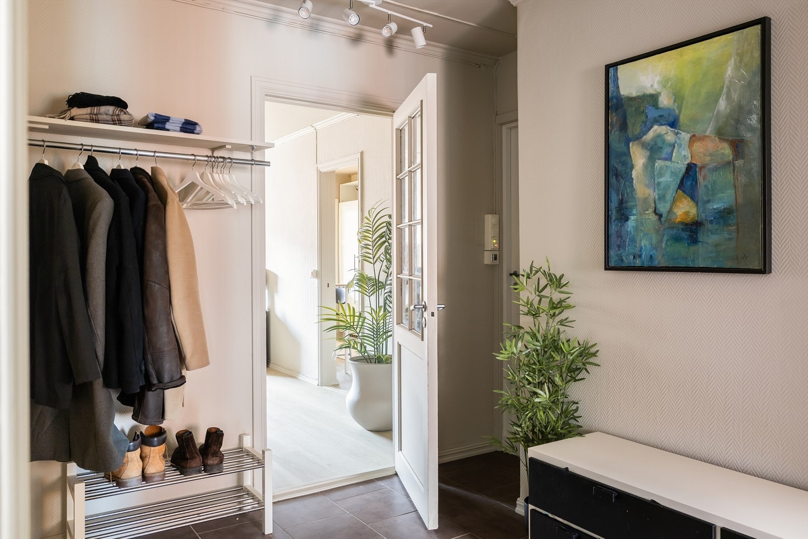 Entré med god plass til oppbevaring av yttertøy og sko. Leiligheten disponerer to boder i kjeller for praktisk oppbevaring, samt en innvendig bod i leiligheten hvor varmtvannsbereder er plassert. Galleribilde