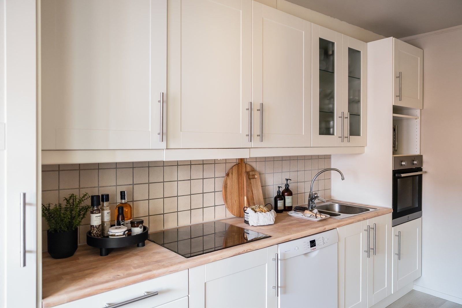 Kjøkkenet har integrerte hvitevarer som kombiskap, platetopp og stekeovn. Galleribilde