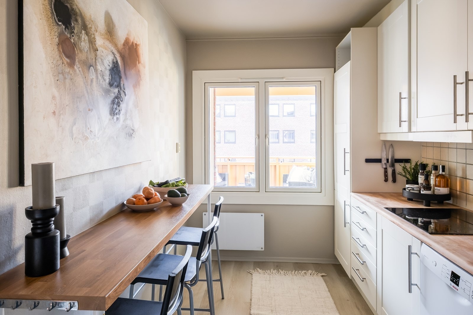 Fra kjøkkenvinduet har du utsyn mot en solrik og innbydende veranda - perfekt for rolige morgener eller en kopp kaffe i fredelige omgivelser. Galleribilde