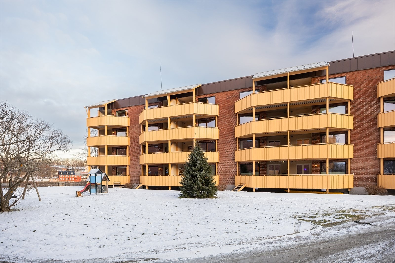 Borettslaget har en felles bod hvor man kan oppbevare større ting i kortere perioder. Det er også felles vaske- og tørkerom i kjeller. Det ble i 2024 ble leid inn gartner for å oppgradere uteområdene. Galleribilde