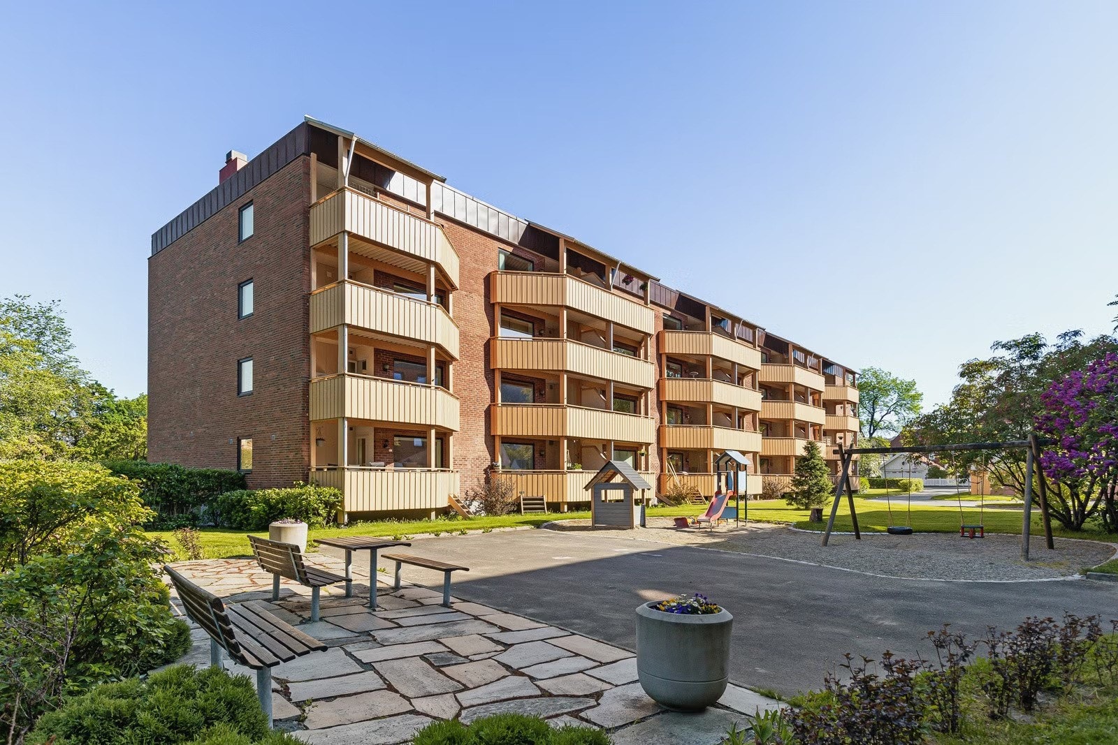 Parkeringsplass kan tildeles etter søknad til TOBB, dersom det er ledig. Her er det både utendørs parkering og garasjeplass, med mulighet for lading av elbil. Borettslaget disponerer også 3 gjesteparkeringsplasser. Galleribilde