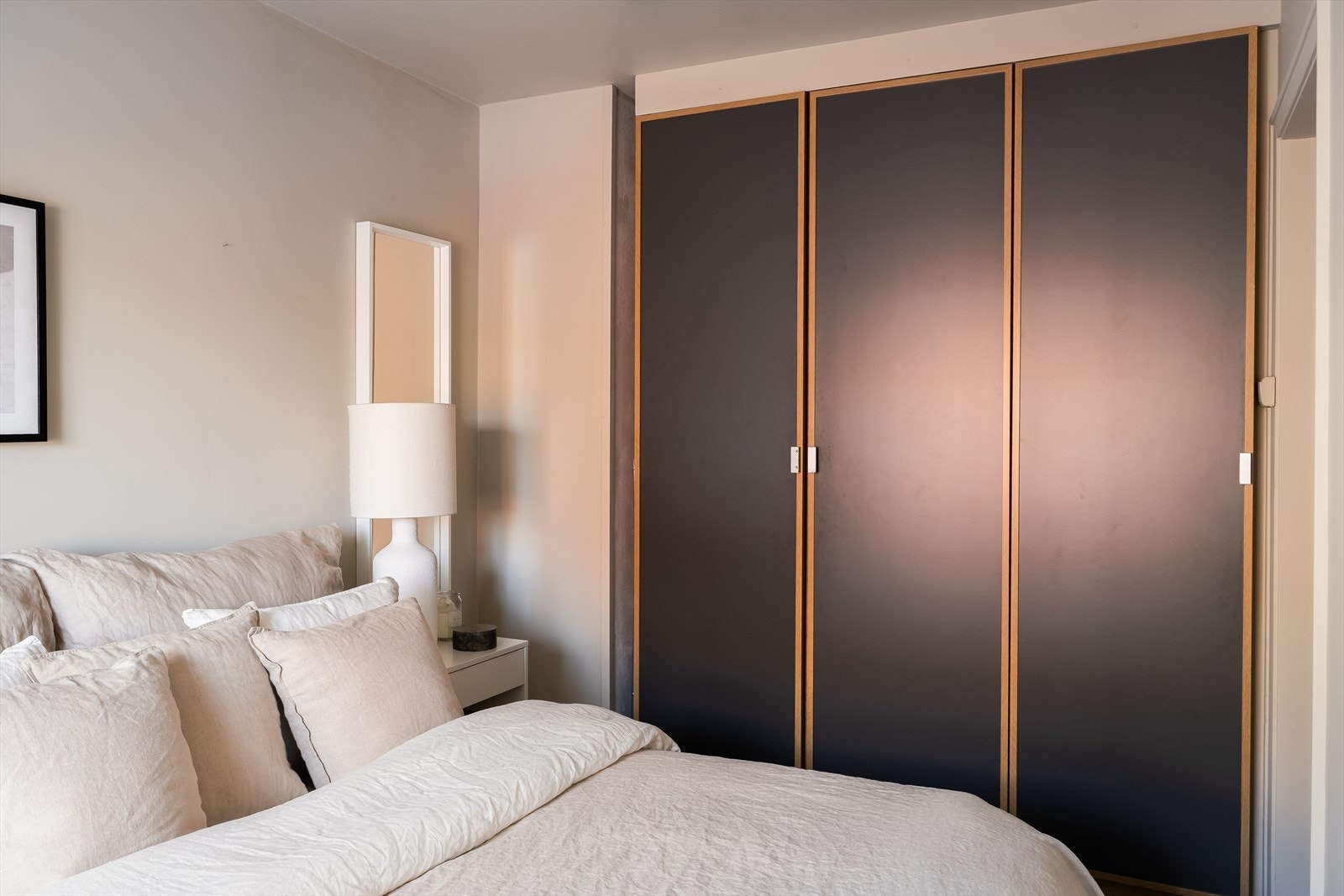 Romslig garderobeskap for praktisk oppbevaring. Galleribilde