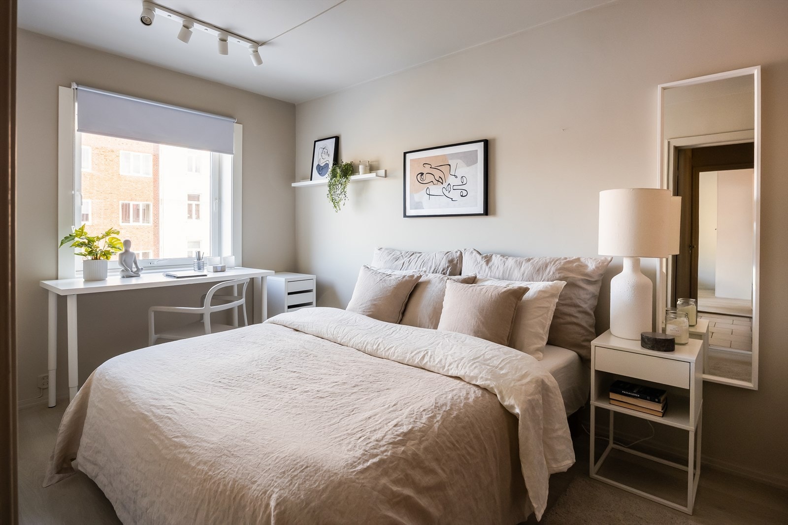 Leiligheten har 3 soverom. Dette har en størrelse på ca. 11 m² og er det største soverommet. Galleribilde