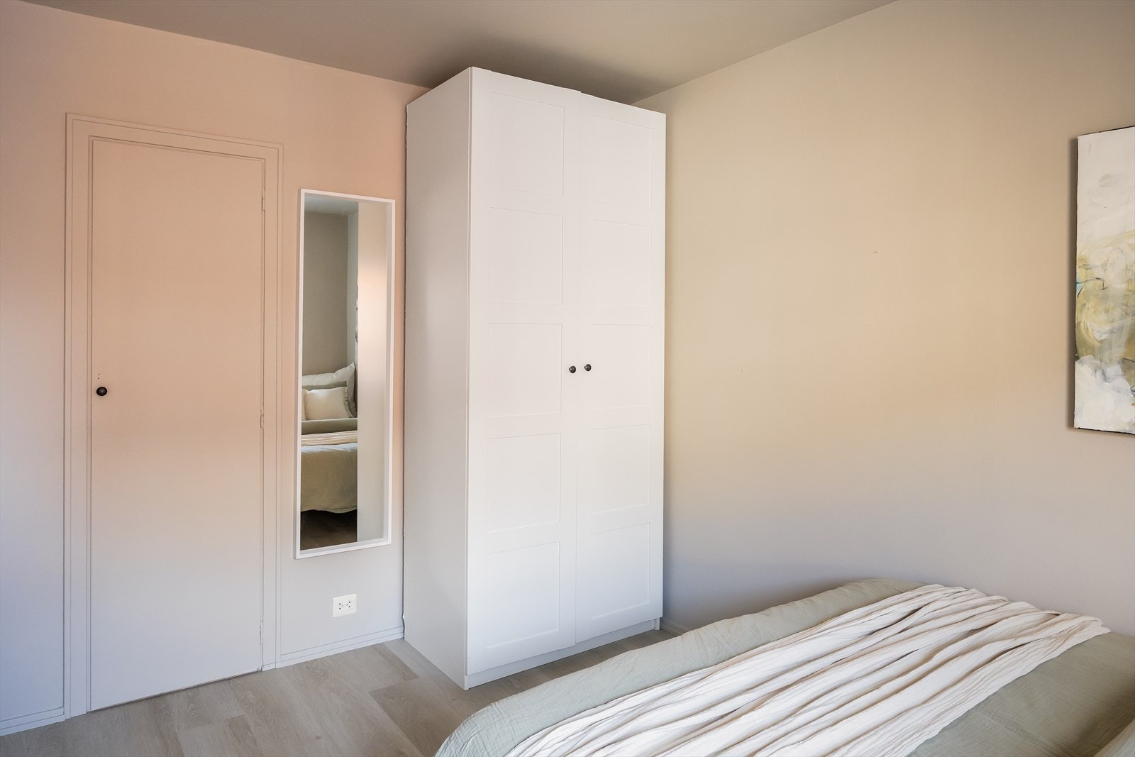 Garderobeskapene på soverommene medfølger handelen. I tillegg til at det er en bod tilknyttet soverommet som brukes som walk-in. Galleribilde