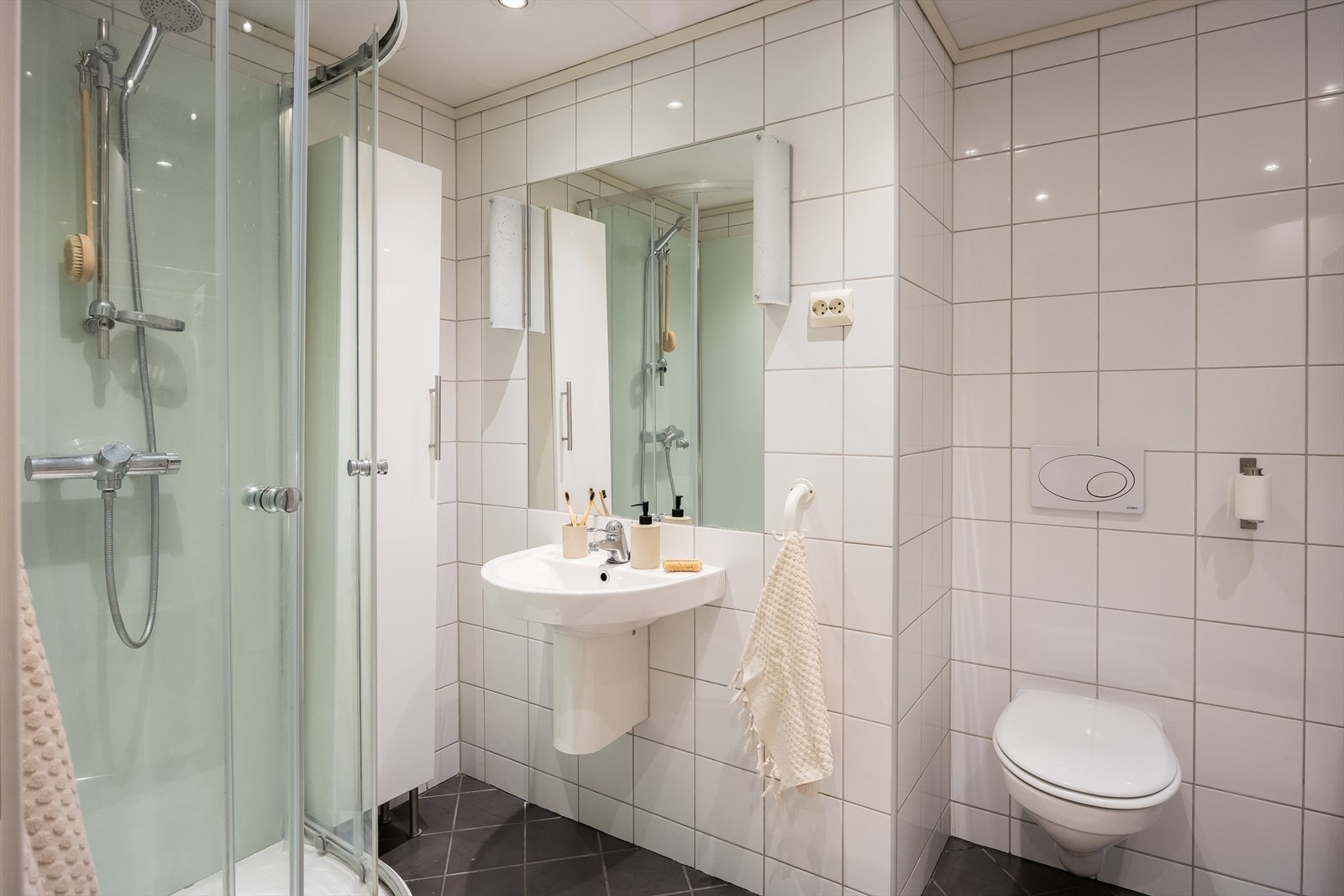 Flislagt bad på ca. 6m² med gulvvarme. Galleribilde