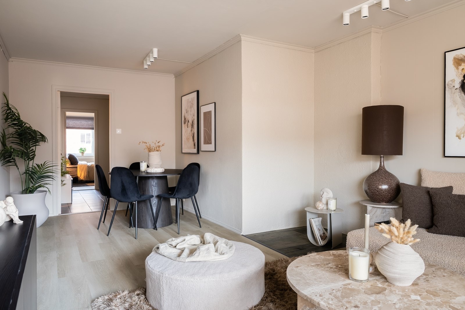 Stuen på 22 m² og byr på gode møbleringsmuligheter. Det er mulighet til å sette inn peis i stuen. Galleribilde