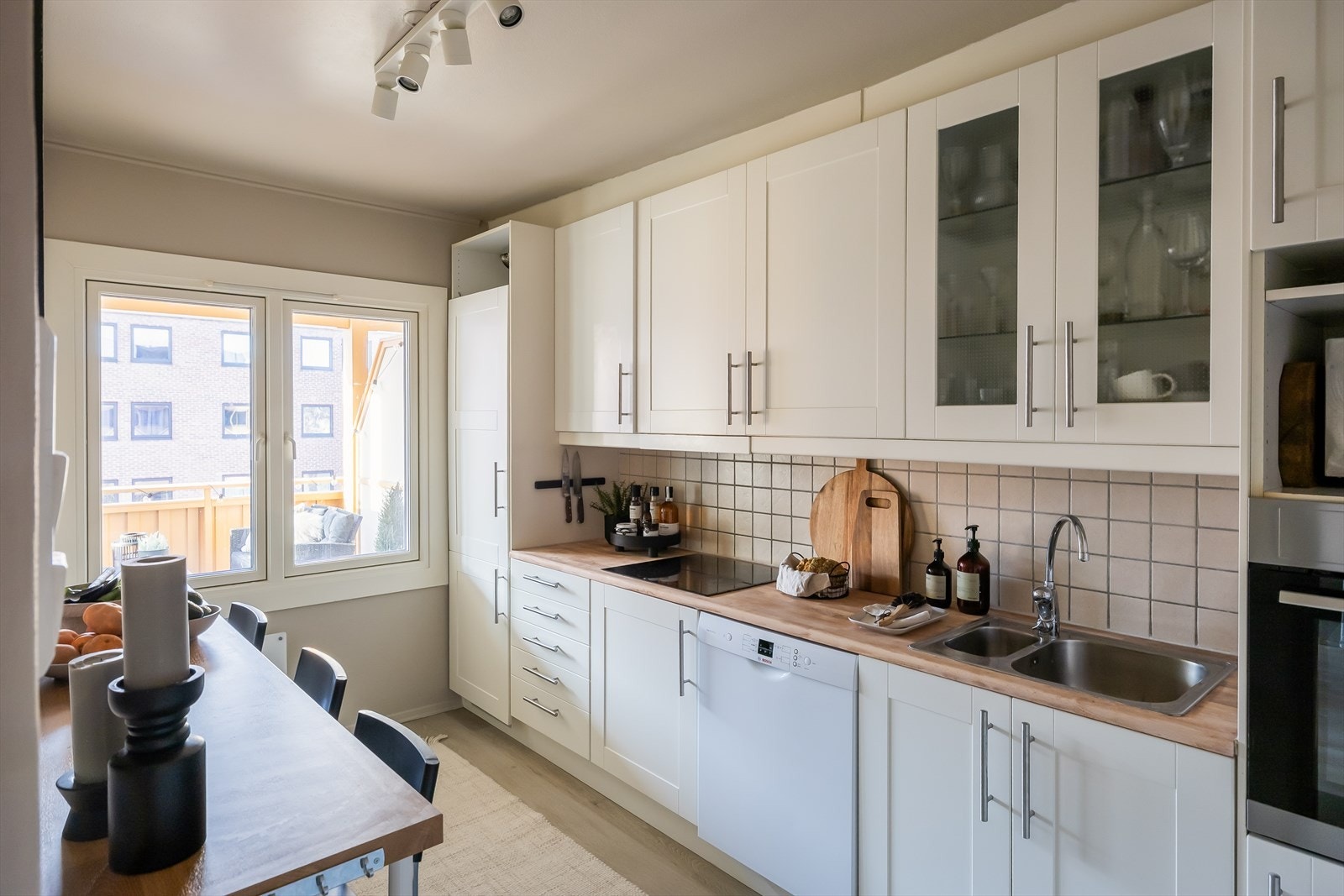 Kjøkkenet er på ca. 9m². Her får man rikelig med skap- og benkeplass. Galleribilde