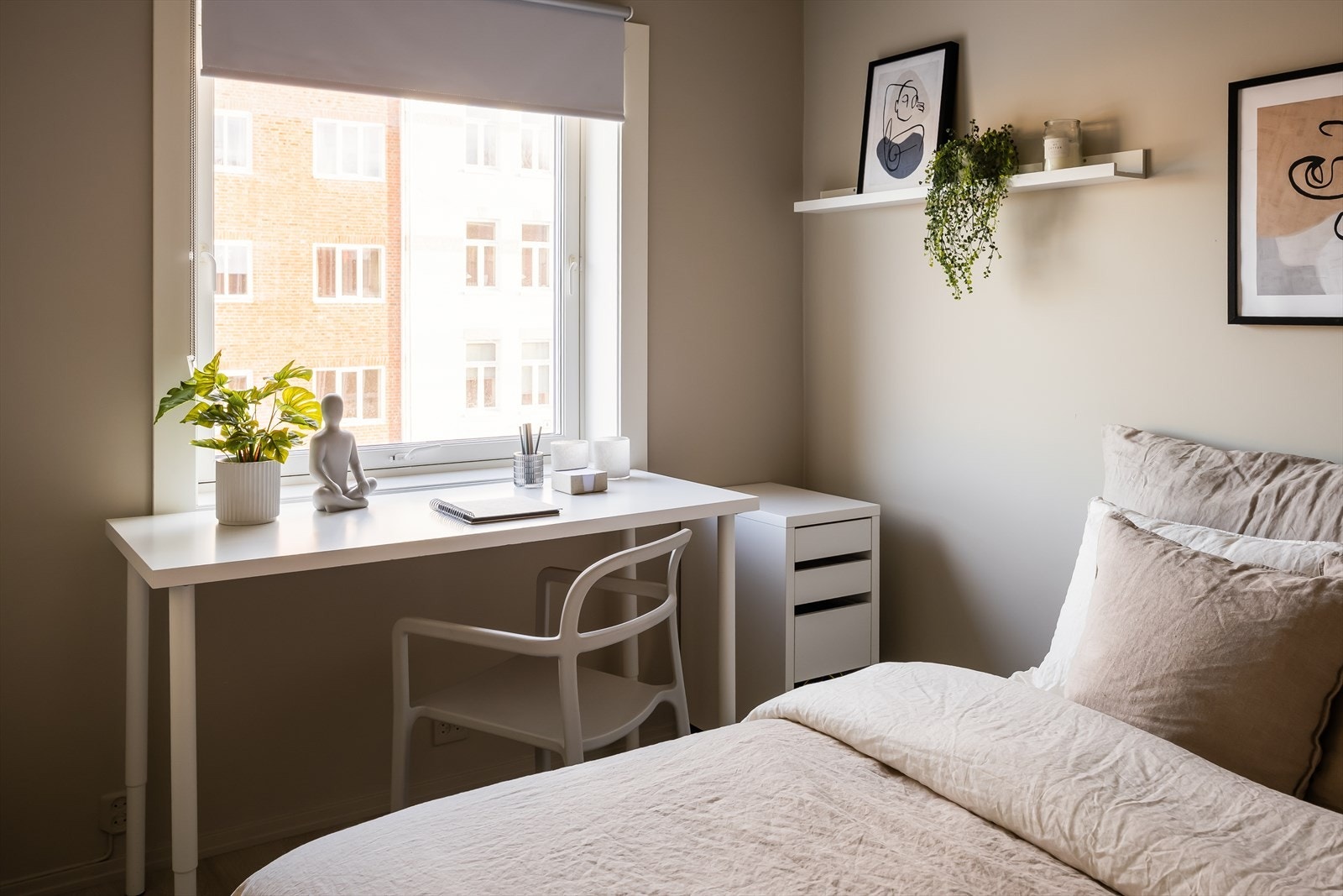 Her er det god plass til dobbeltseng og tilhørende møblement. Galleribilde