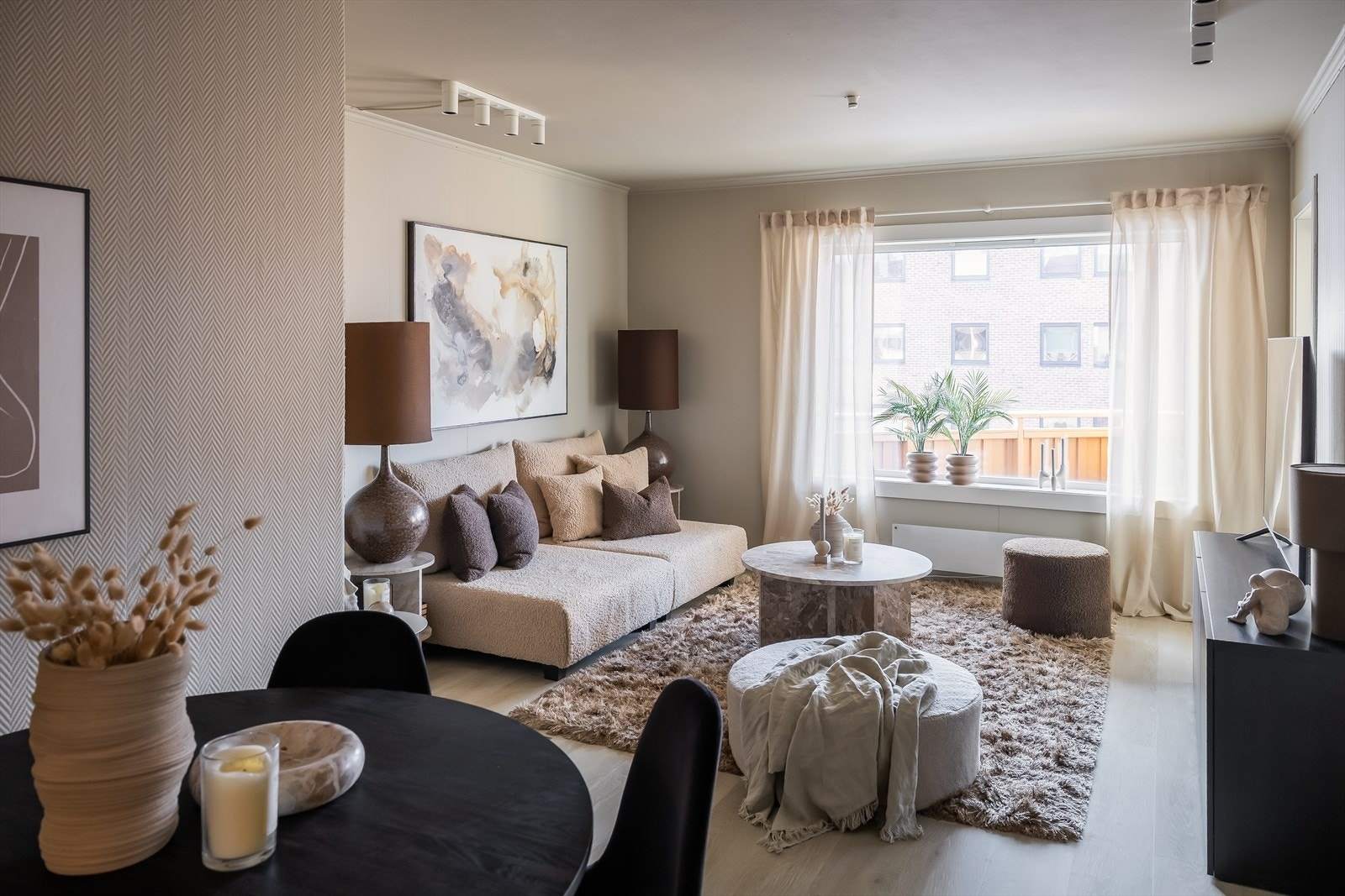 Det er mye inkludert i de månedlige felleskostnadene som blant annet TV, internett, betjening av andel fellesgjeld, kommunale avgifter, felles byggningsforsikring og diverse vedlikehold/drift iht. regnskap. Galleribilde