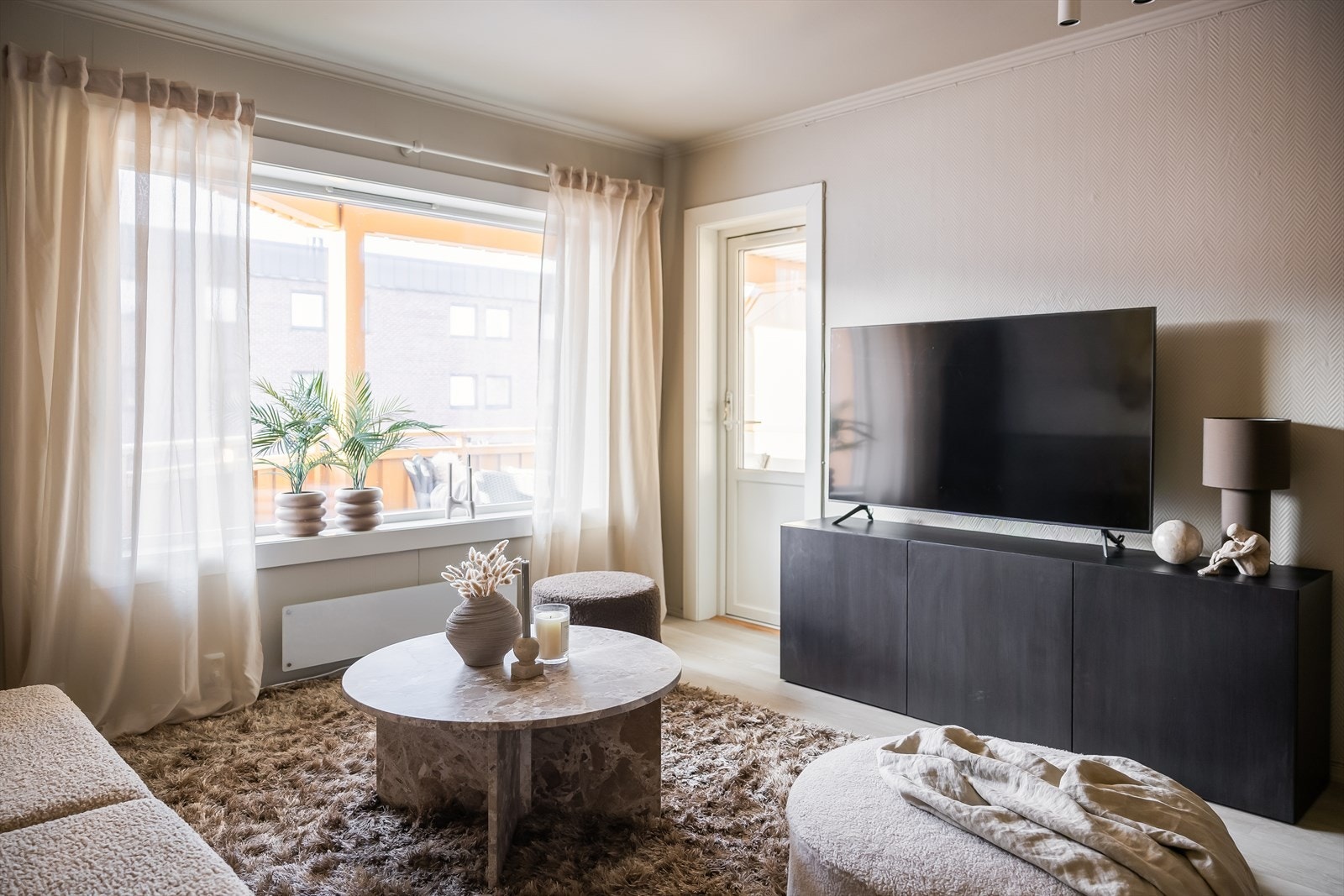 De rause vindusflatene gir leiligheten rikelig med naturlig lysinnslipp. Galleribilde