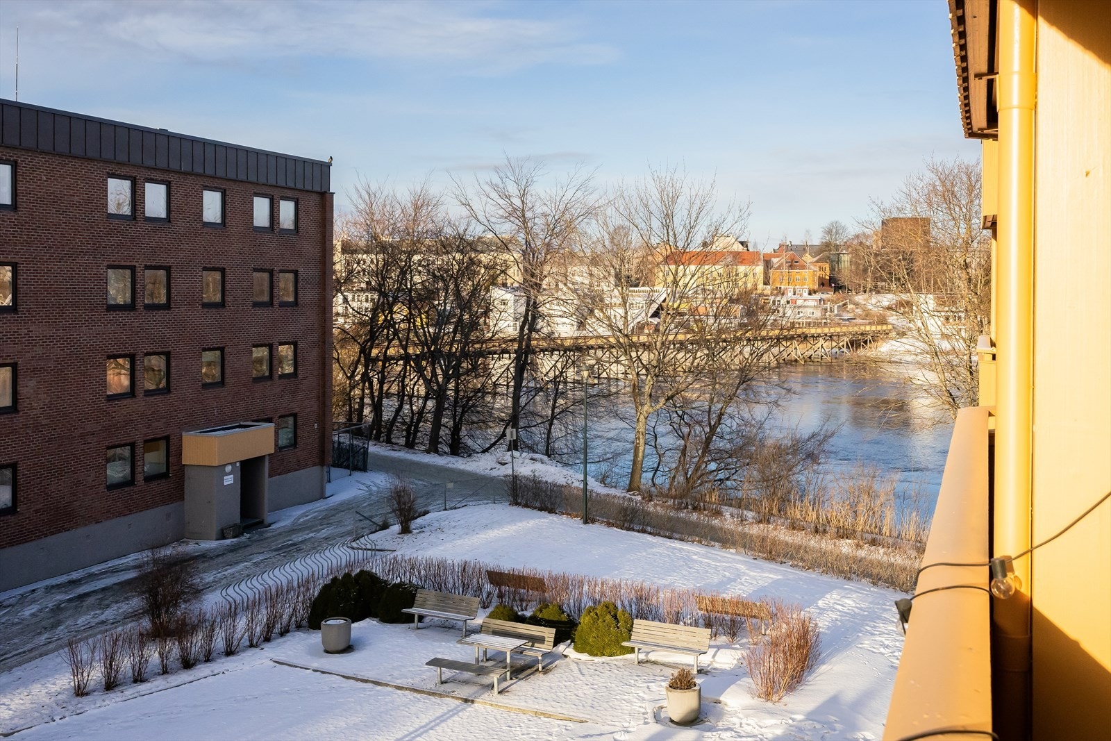 Leiligheten har flott beliggenhet i byggets 3. etasje har utsikt mot Nidelva. Galleribilde