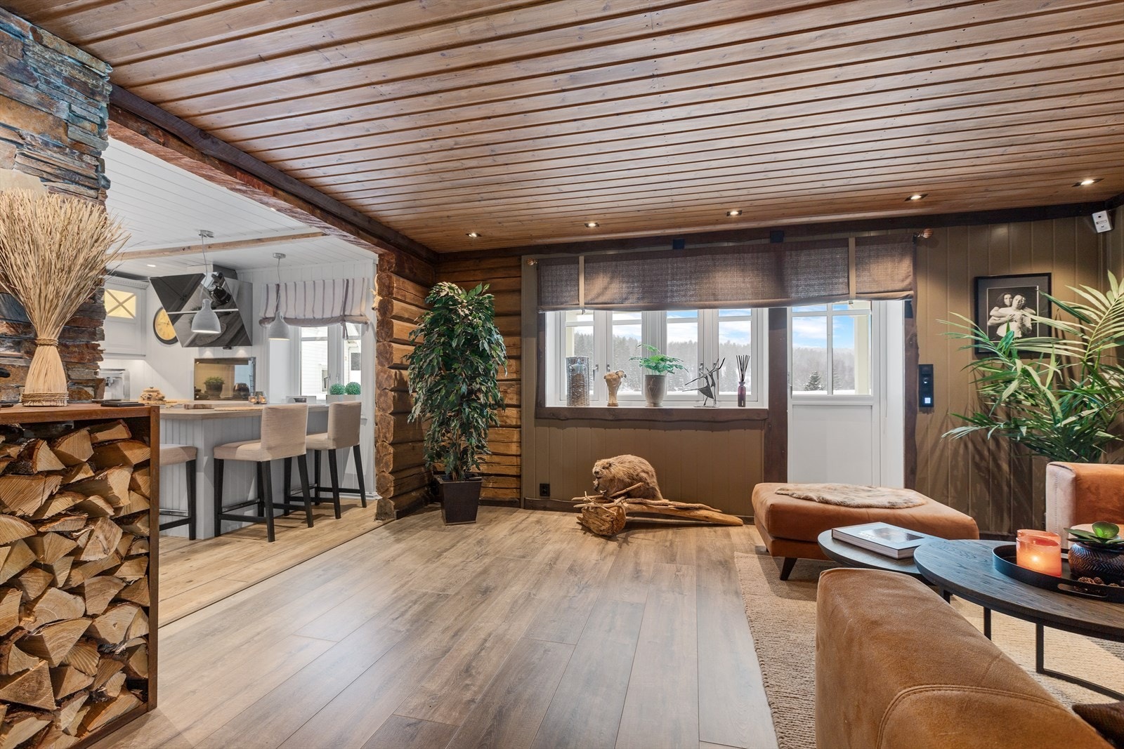 Fra kjøkkenet har man videre adgang til boligens innbydende stuearealer, som strekker seg over hele boligens lengde. Galleribilde