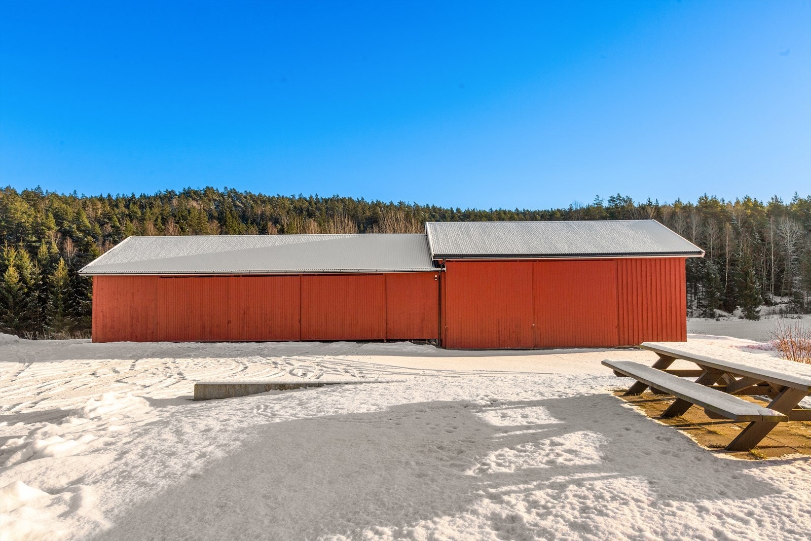 Vognskjulet er tilbygget i 1990 med en del som nå er isolert, har støpte gulv og varmepumpe. Øvrige deler av bygningen er usiloerte. Galleribilde