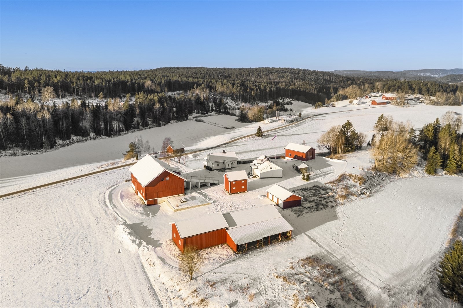 Gården har en spennende historie som strekker seg langt tilbake til 1700-tallet, hvor Brenne var kirkegods med leietakere i regi av kirken. Galleribilde