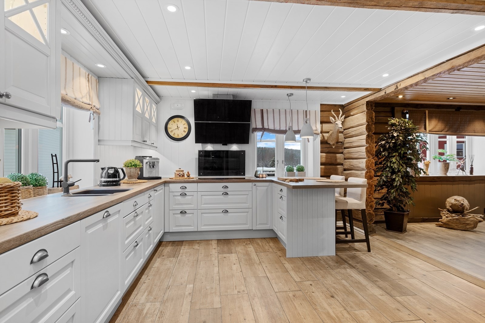 Kjøkkenet i hovedhuset har barløsning, hyggelig utsyn og dels åpen løsning mot stuen. Galleribilde