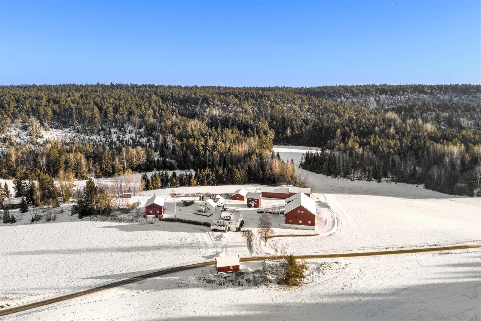 Fra gården er det kort vei til både Sarpsborg og Rakkestad. Begge med gode pendlermuligheter til Oslo og omkringliggende byer. Galleribilde