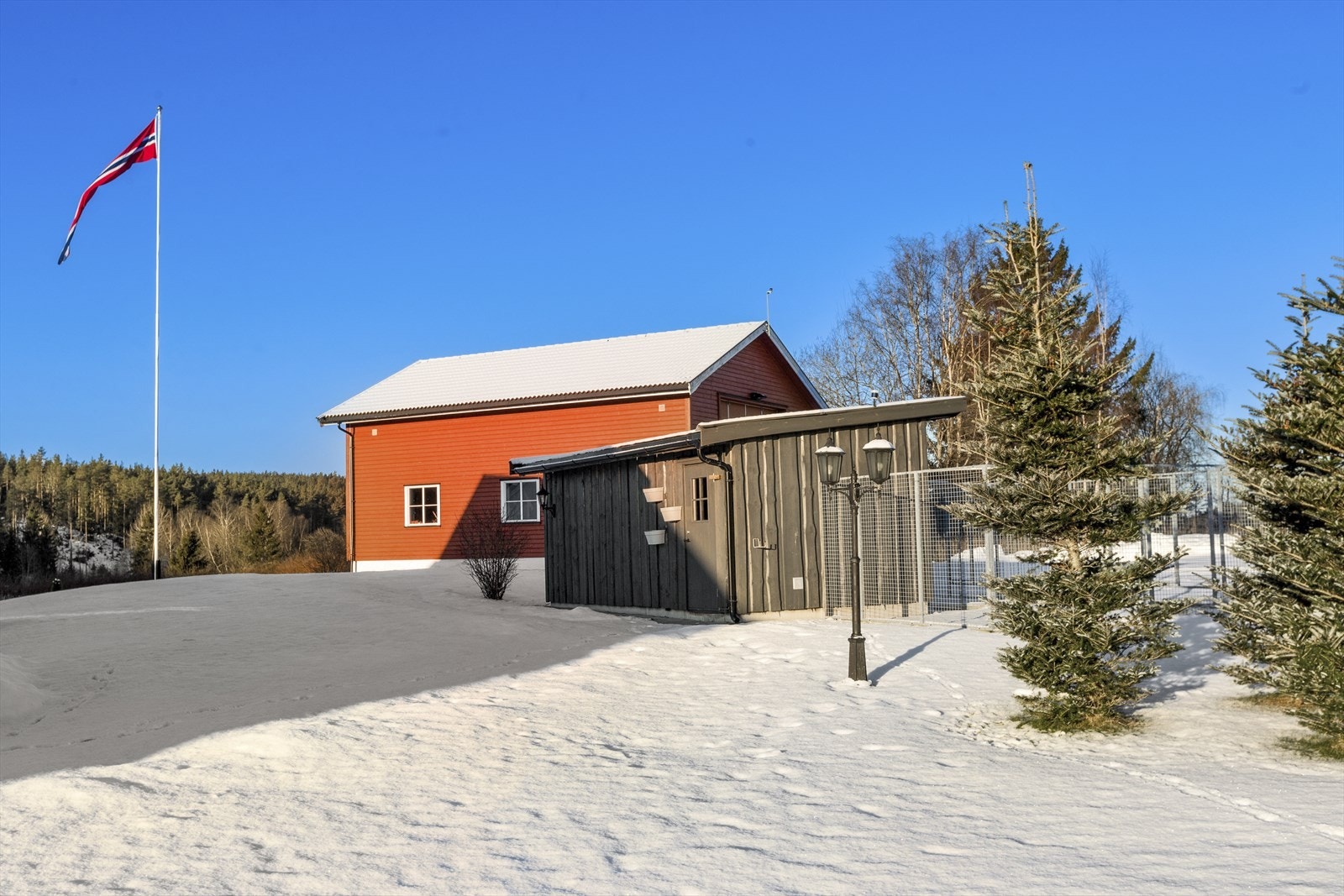 Gården byr på bygninger for enhver smak, om det nå skal være for hundehold, hobbymekanikeren eller den jaktinteresserte. Galleribilde