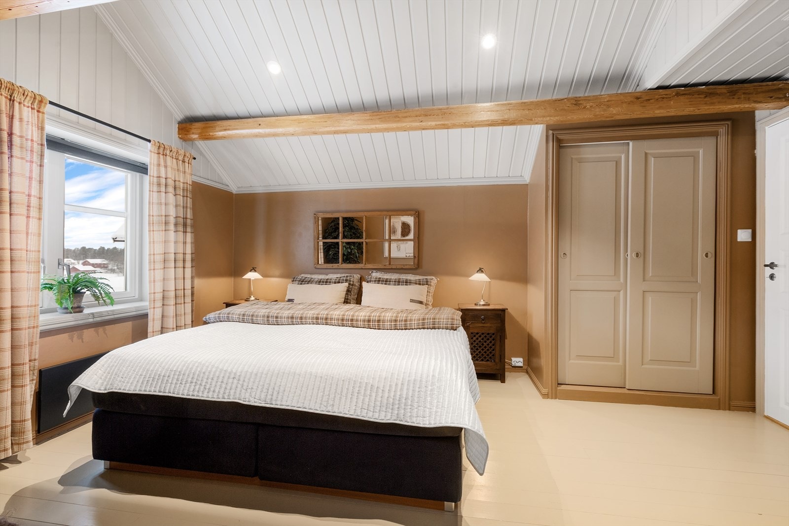 Hovedsoverommet er av god størrelse. Totalt er det tre soverom i andre etasje. Galleribilde