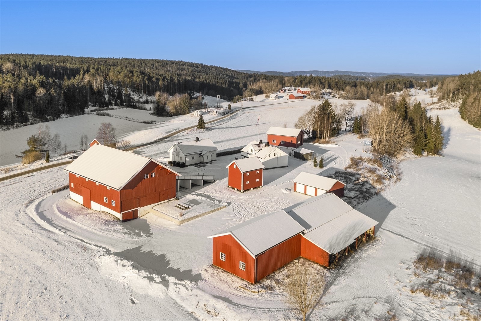 Gården ligger solrikt til ved Brenneveien i Varteig i Sarpsborg kommune, helt på grensen til Rakkestad. Galleribilde