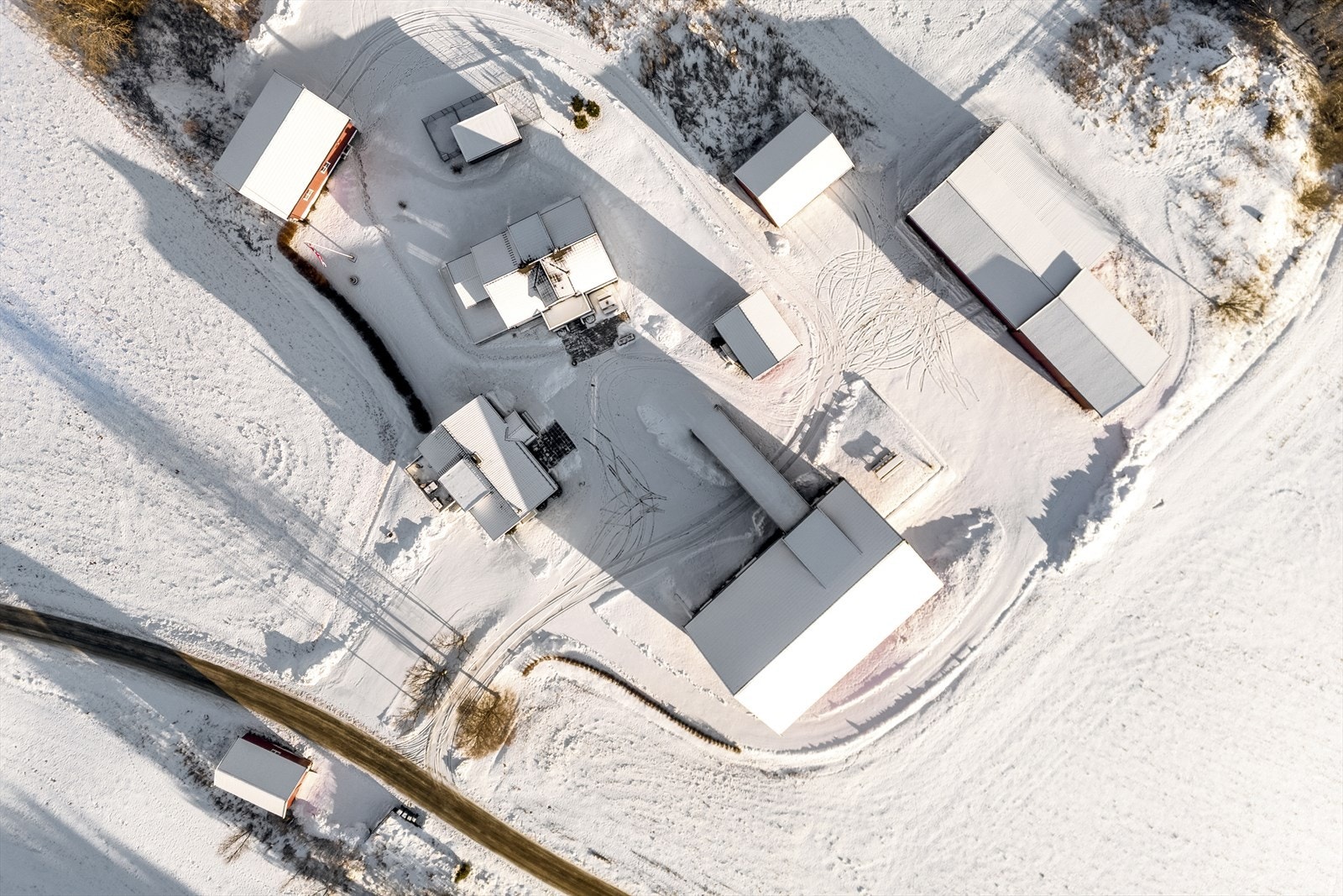 Gårdens driftsbygninger er i hovedsak rasjonelle og gode landbruksbygg. Galleribilde