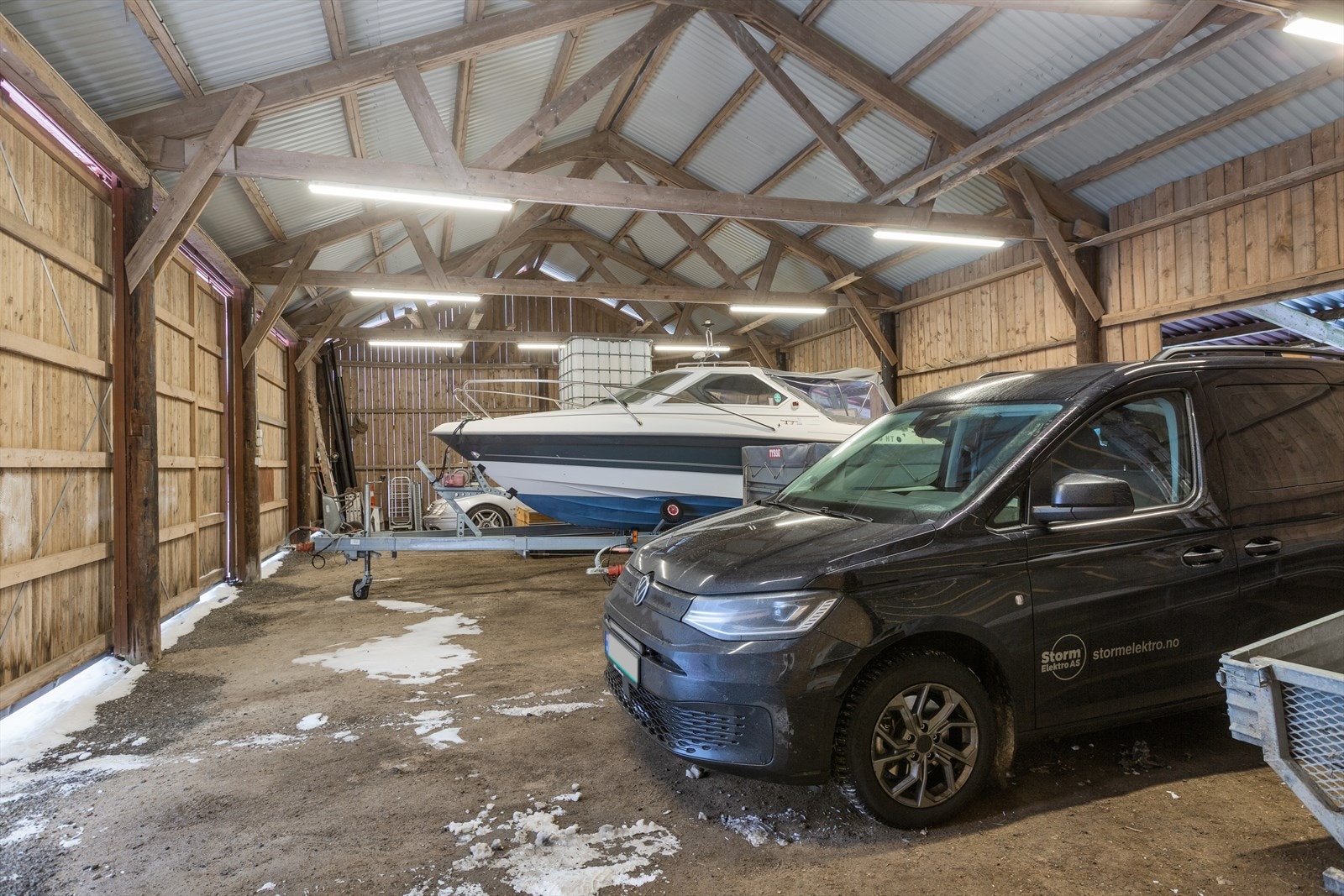 Vognskjulet er benyttet som lager. Galleribilde