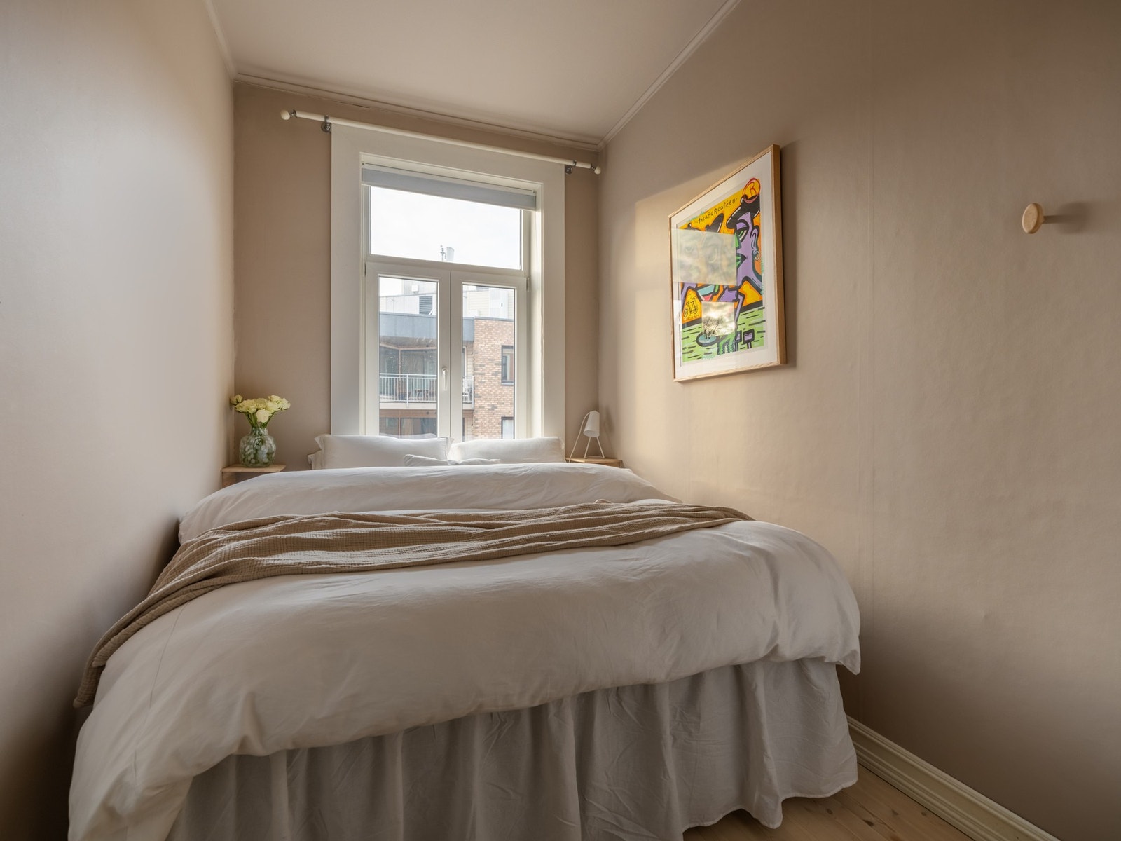 Det er bra med plass til stor dobbeltseng. Bredden på rommet er over to meter. Galleribilde