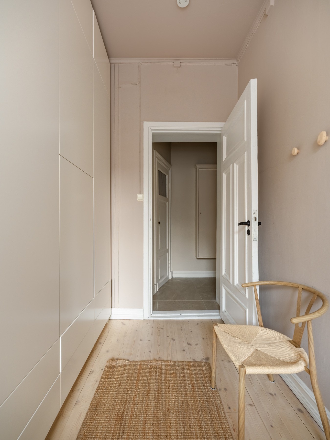 Rikelig med lagringsplass i stor garderobe, som også følger med på kjøpet. Galleribilde