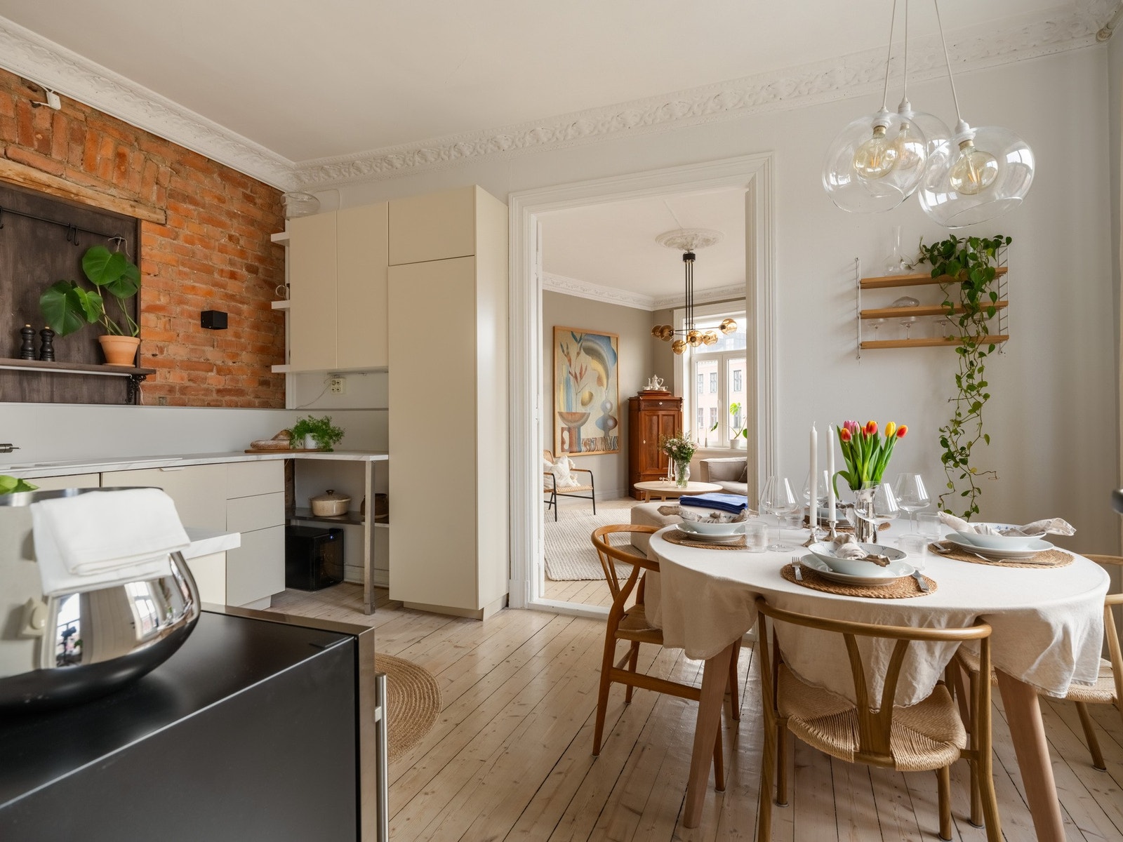 Det er rikelig med plass til større spisebord her inne. Galleribilde