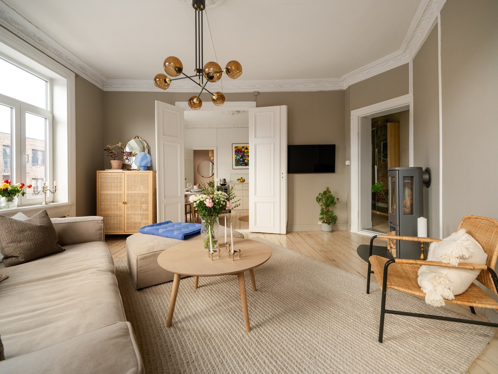 Stuen er altså det perfekte sosiale rommet, fint beliggende på hjørnet av bygården med lys fra flere sider. Galleribilde