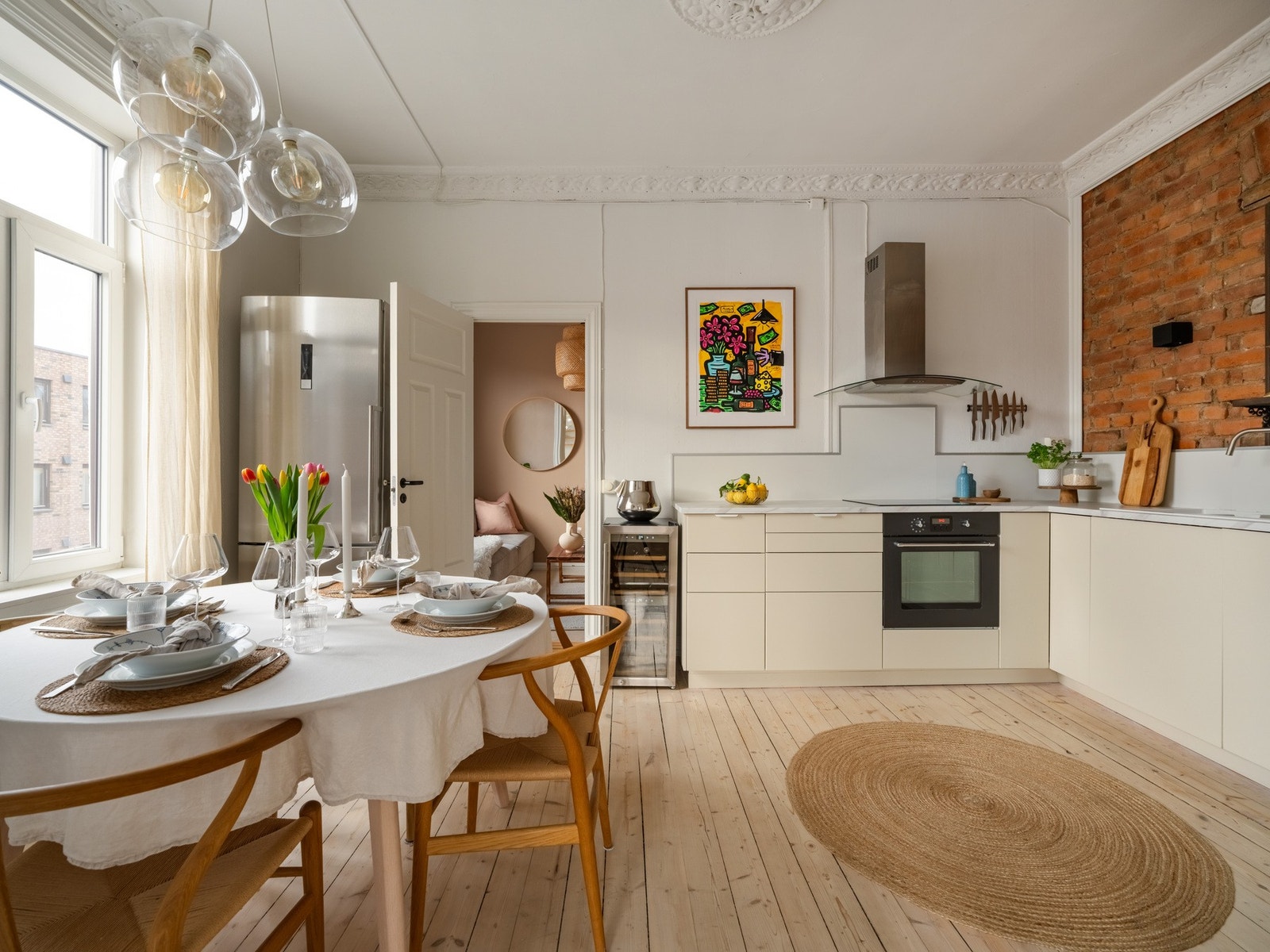 Dette er en nydelig 3-roms leilighet, fint beliggende på hjørnet av bygget. Her får du god takhøyde, masse vinduer og enda mer lys. Denne kommer du til å like! Galleribilde