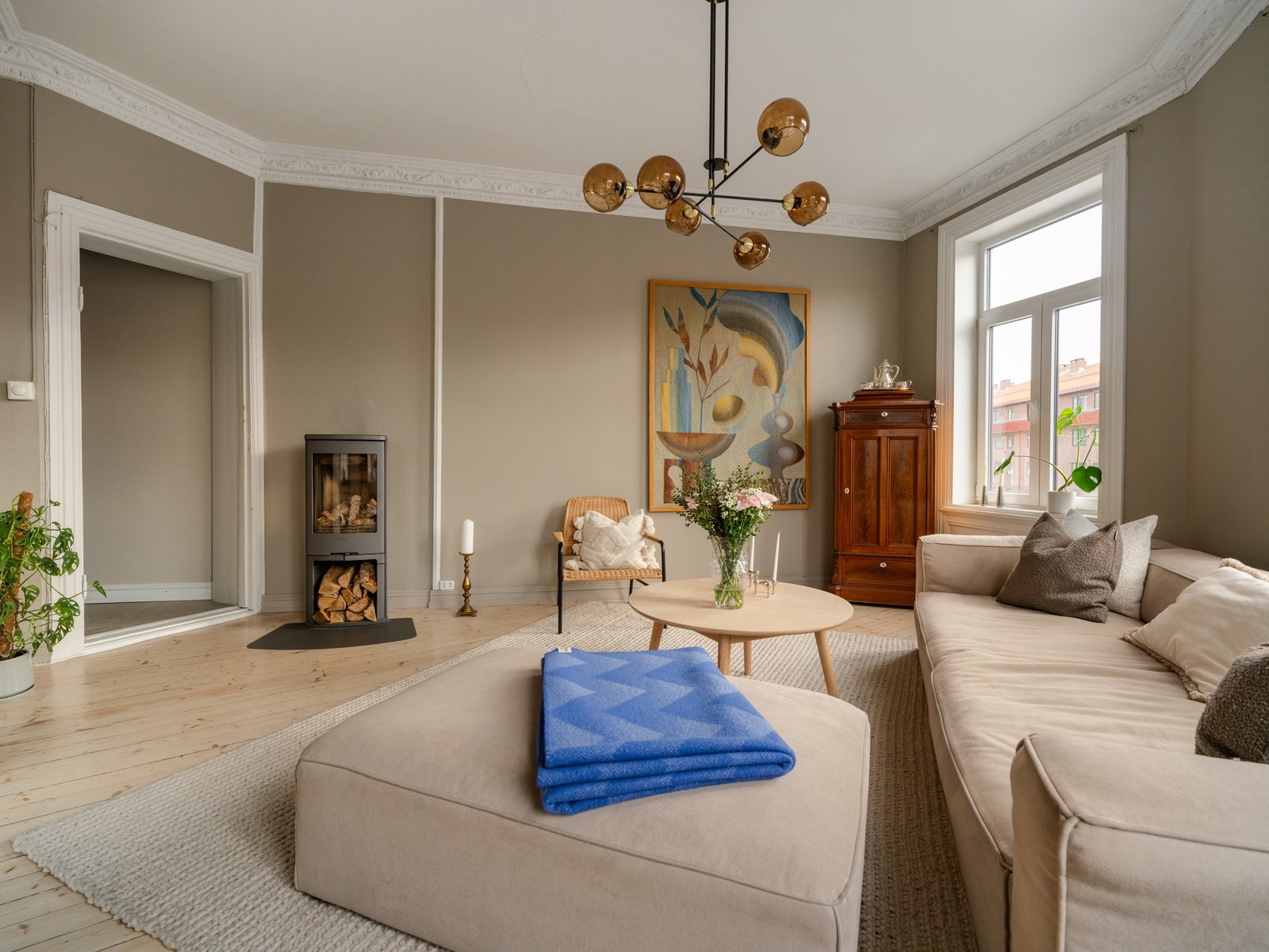 Takhøyden her inne er også skikkelig god, målt til 2,92 meter. Dette gir følelsen av luftighet og plass. Galleribilde