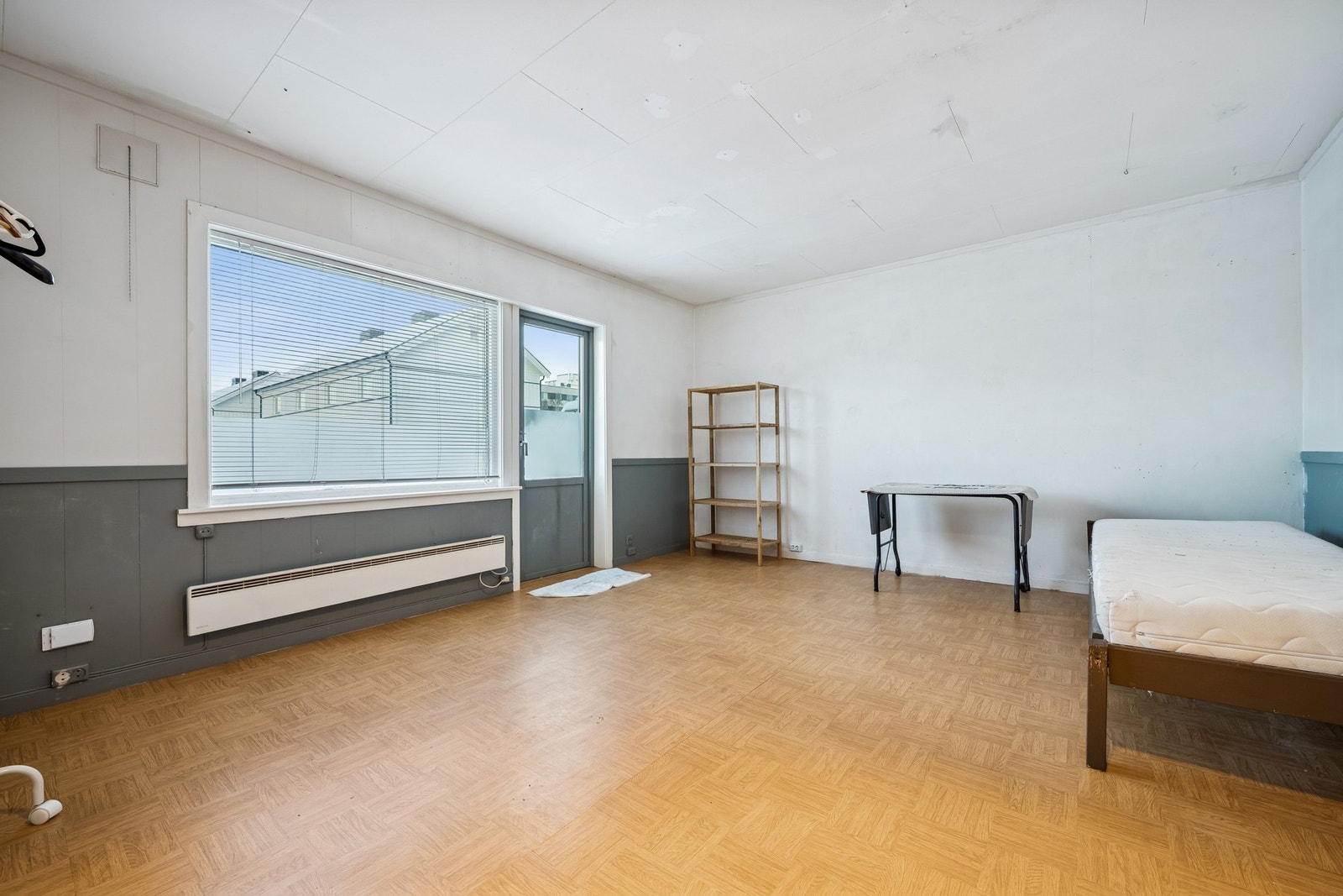 Fra stuen er det utgang til markterrasse og hage Galleribilde