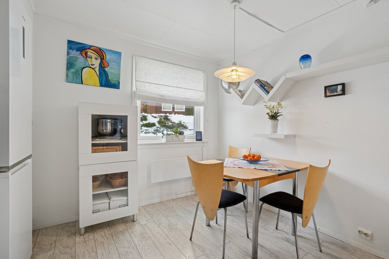 Kjøkken med spiseplass. Galleribilde